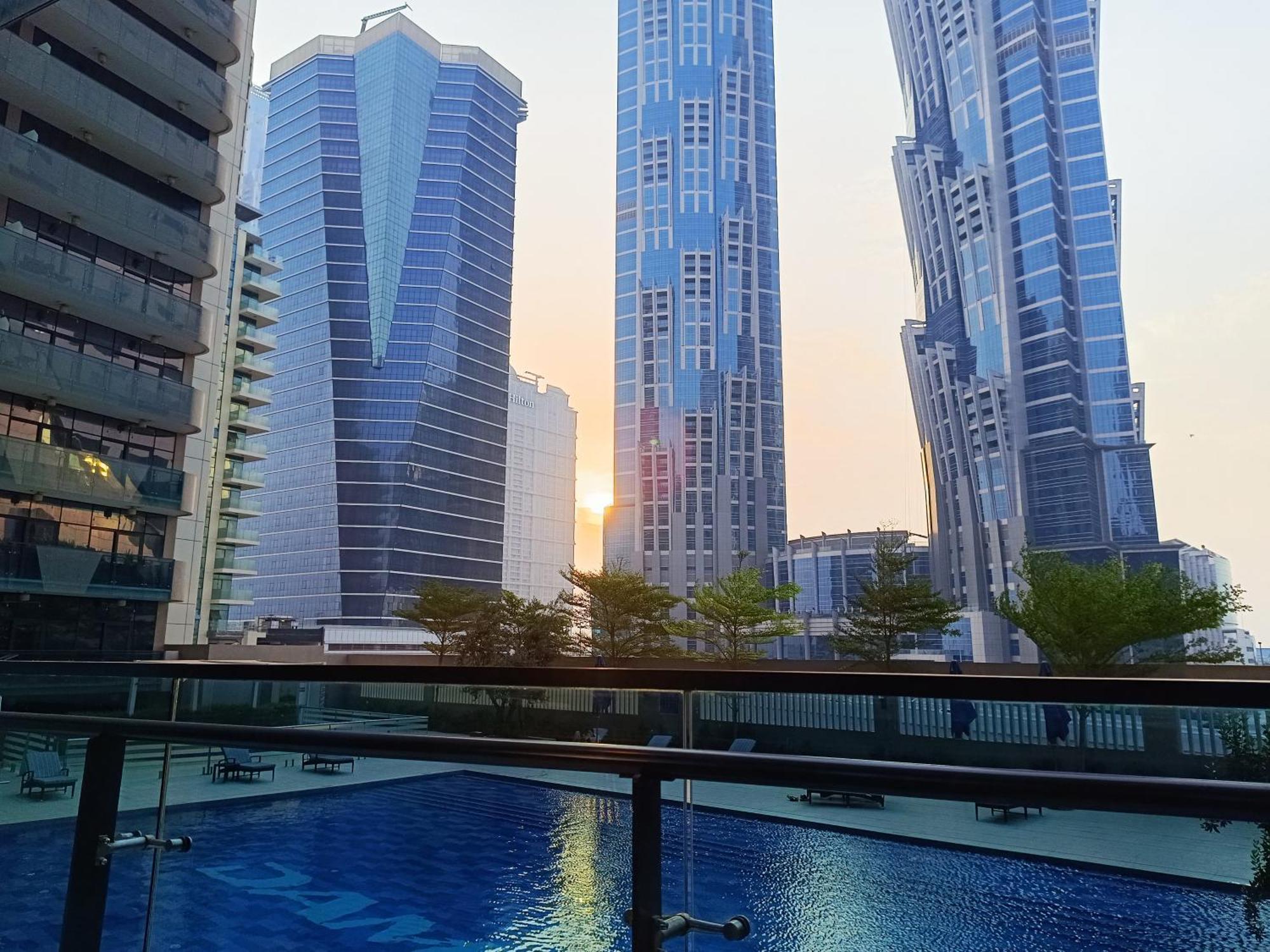 Brown Stone - Pool & City View Merano Apartment Dubai