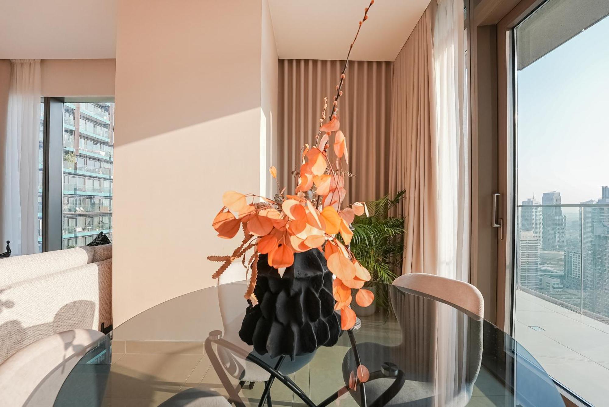 Luxe Living: Spacious Waterfront 2br In Marina Gate Apartment