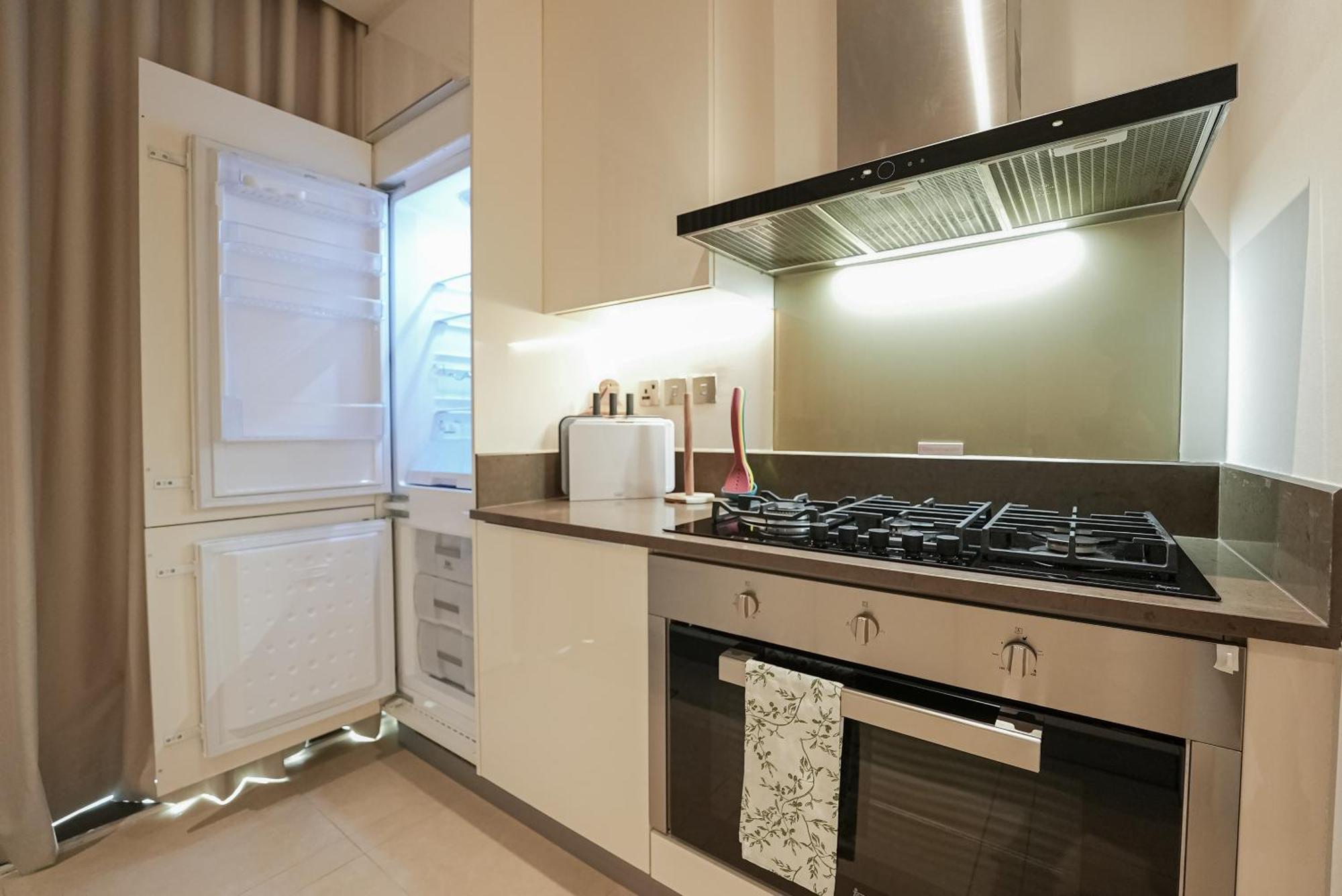Luxe Living: Spacious Waterfront 2br In Marina Gate Apartment *