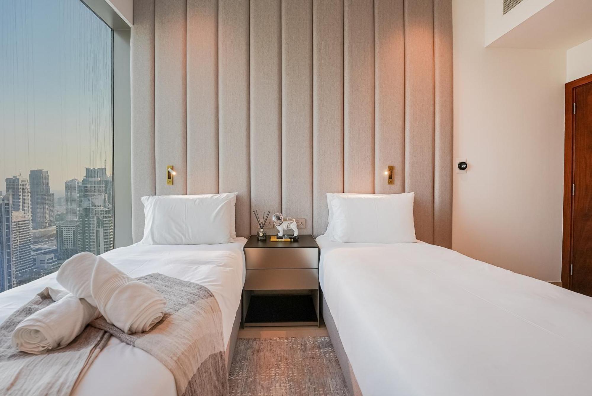 Luxe Living: Spacious Waterfront 2br In Marina Gate Apartment