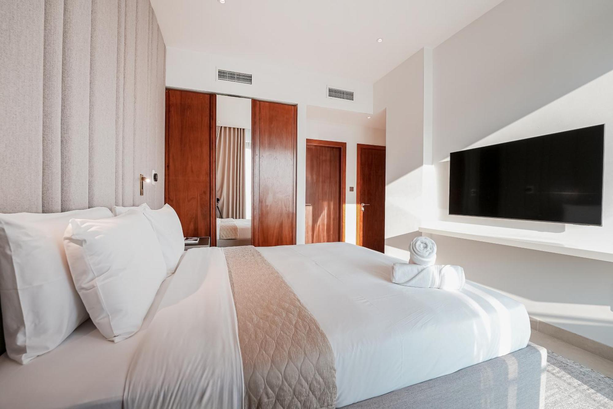 Luxe Living: Spacious Waterfront 2br In Marina Gate Apartment Dubai