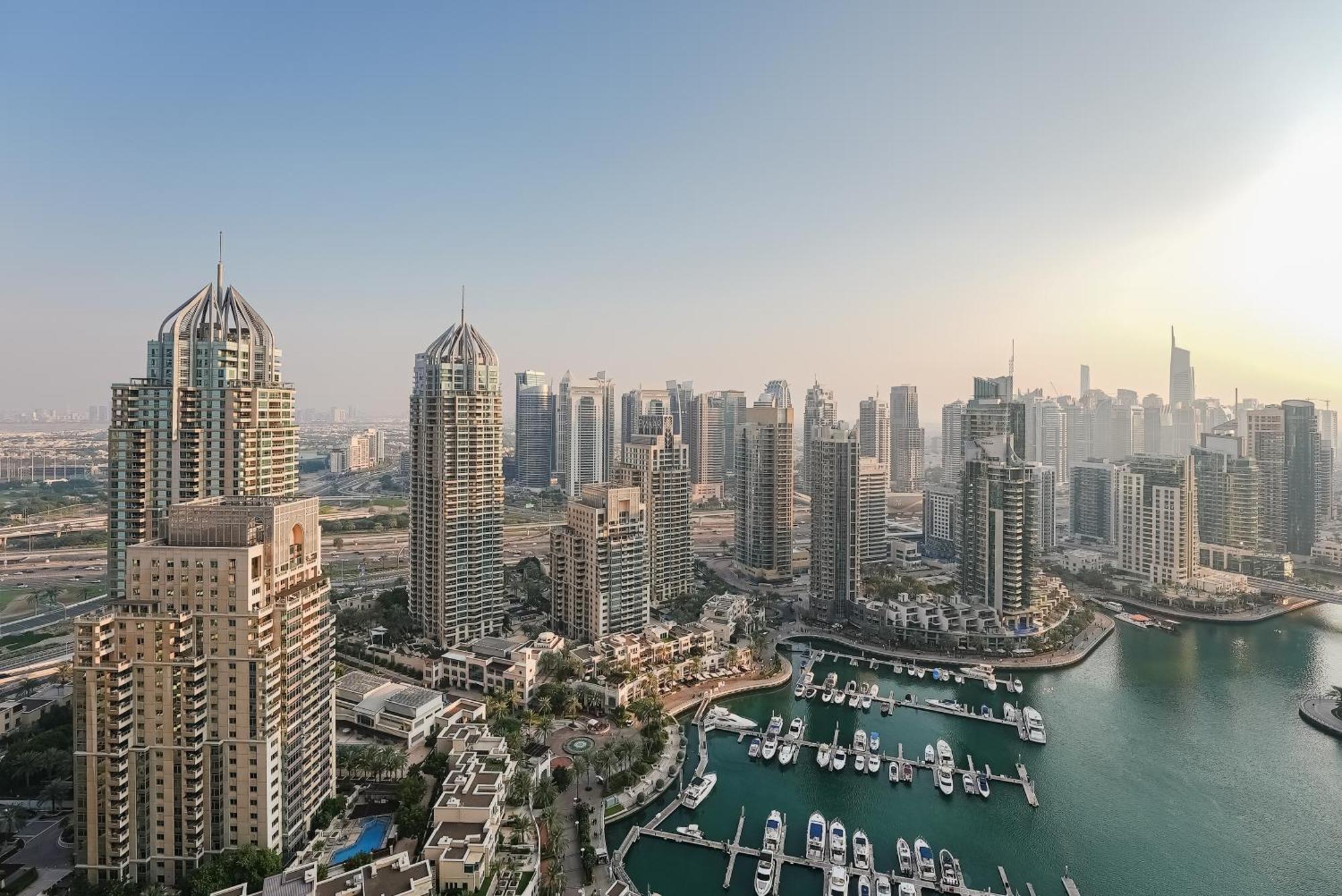 Luxe Living: Spacious Waterfront 2br In Marina Gate Apartment