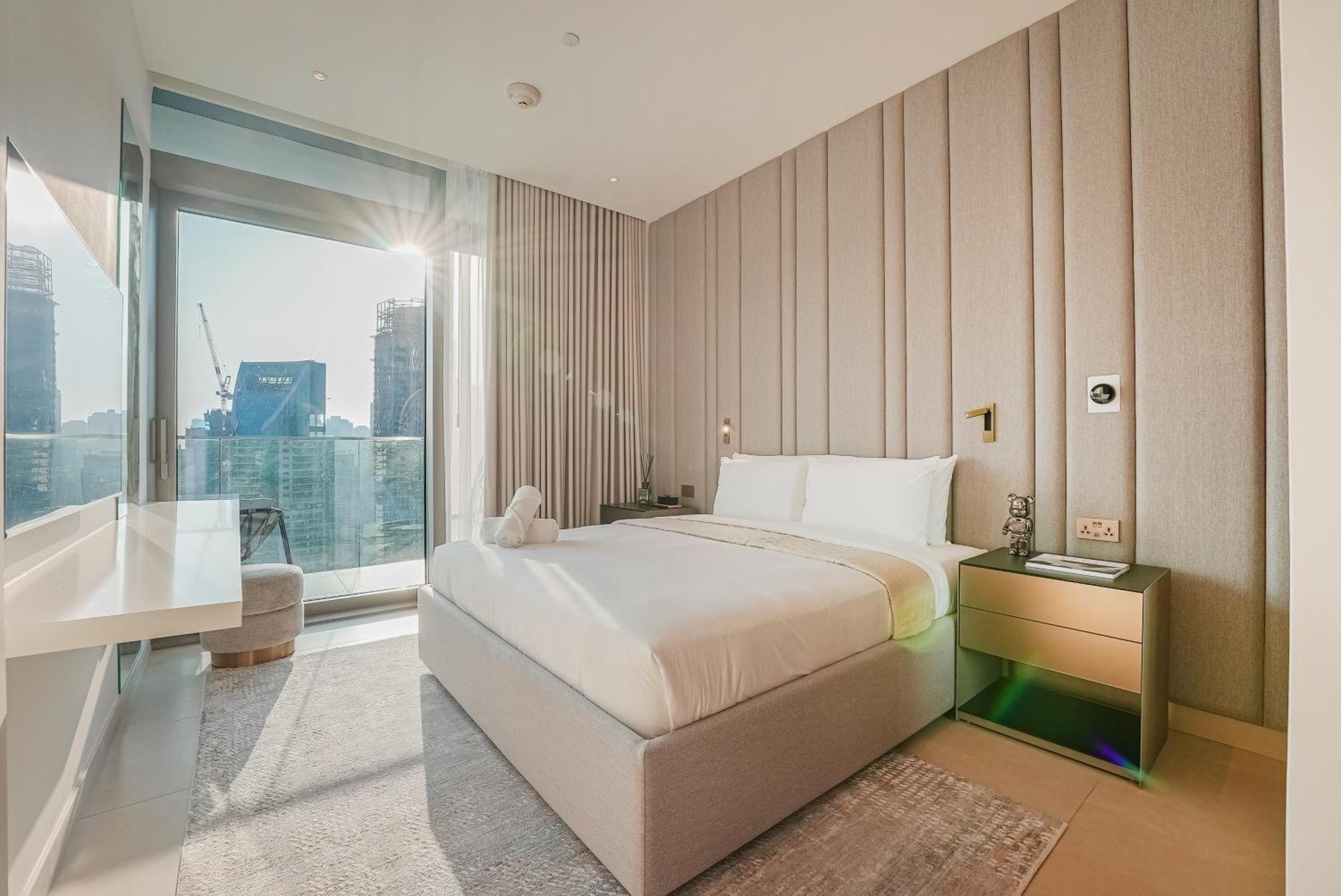 Luxe Living: Spacious Waterfront 2br In Marina Gate Apartment