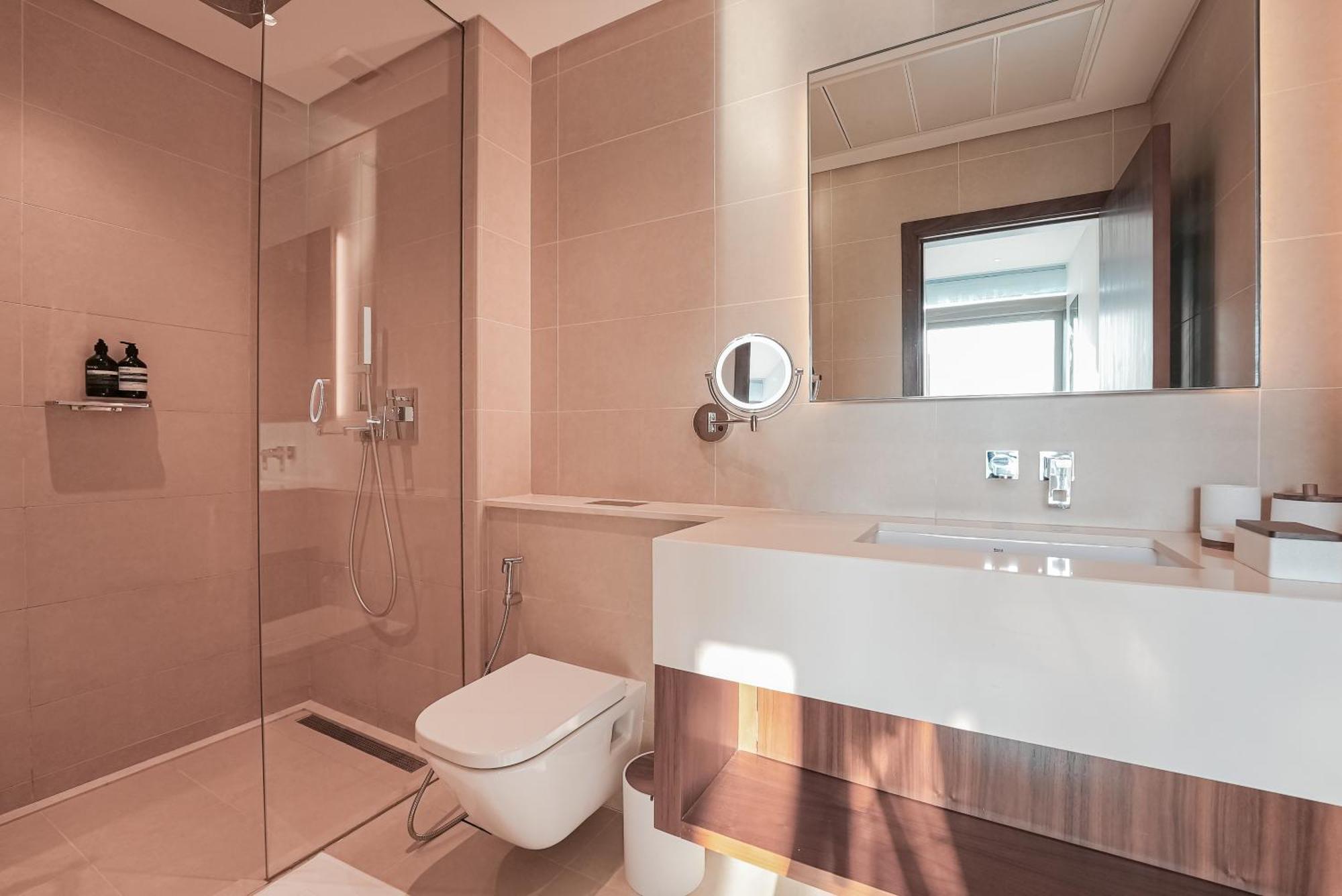 Luxe Living: Spacious Waterfront 2br In Marina Gate Apartment Dubai