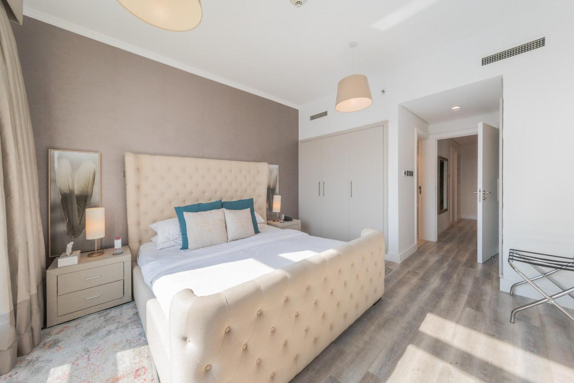 Boutique Living - Burj Views - Renovated Apartment *