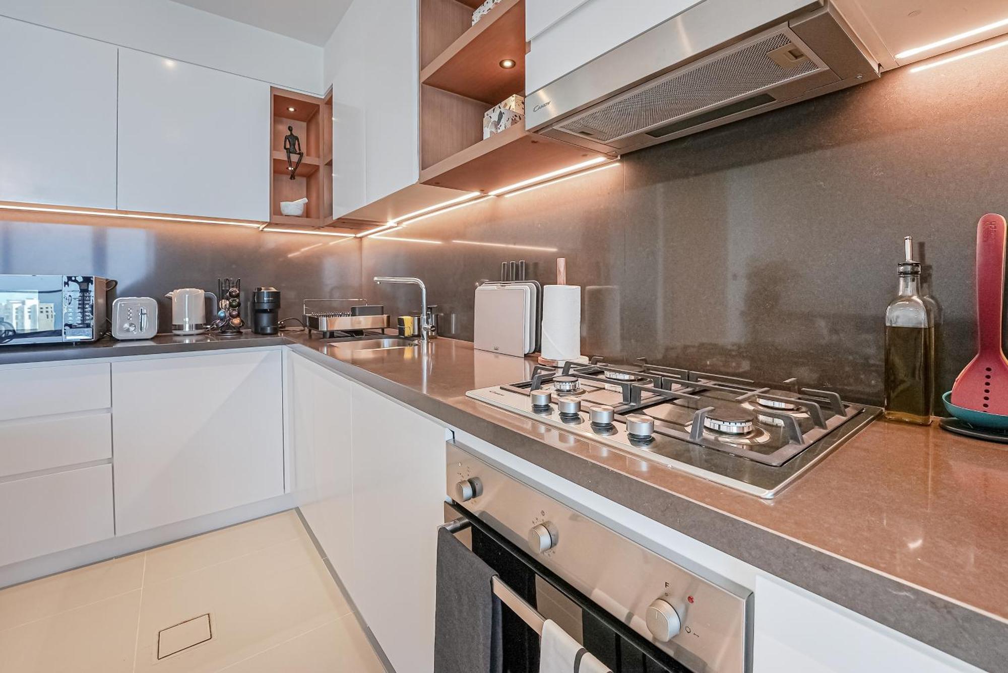 Modern 2br High Floor Haven In Vida Marina Dubai