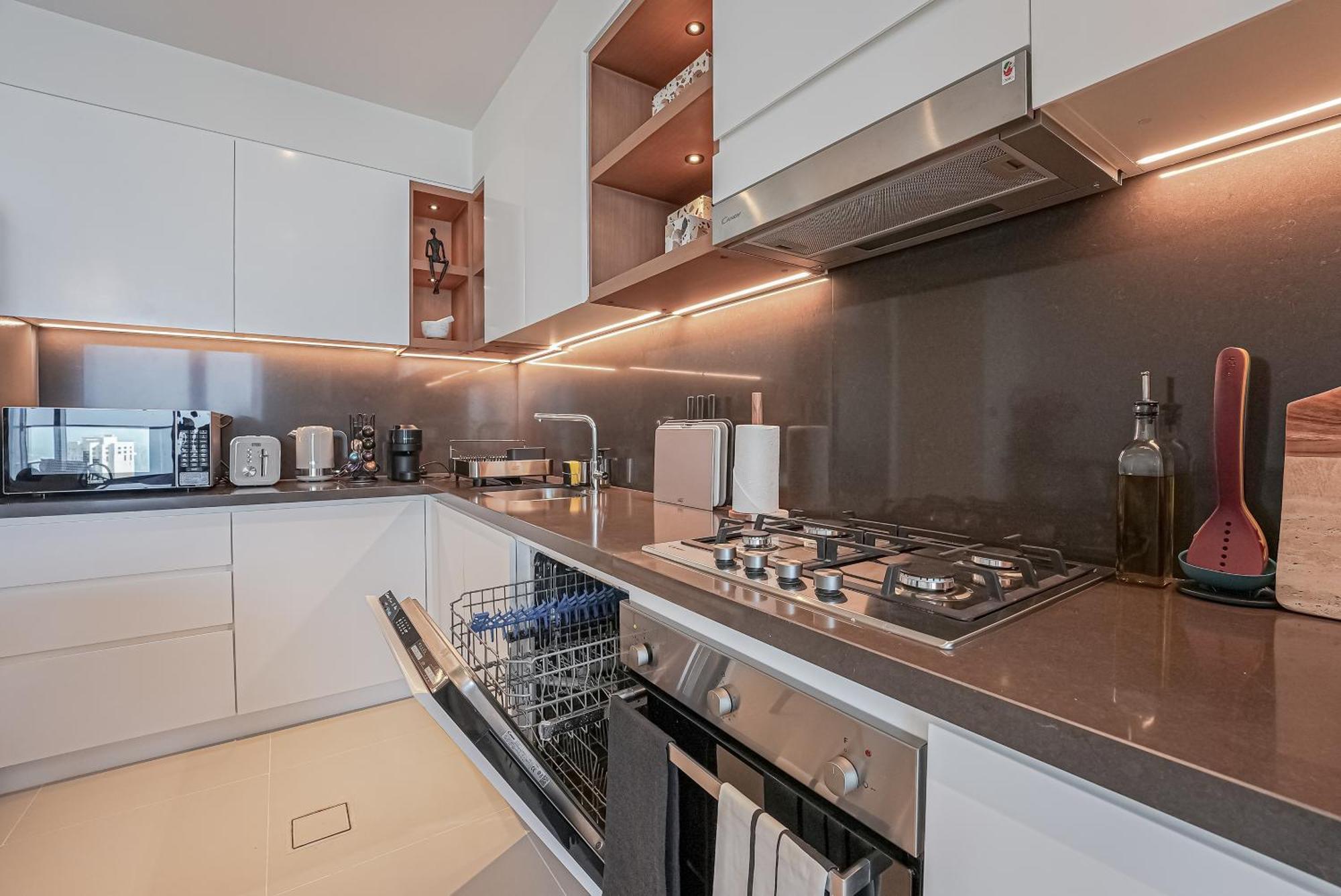 Modern 2br High Floor Haven In Vida Marina Apartment Dubai