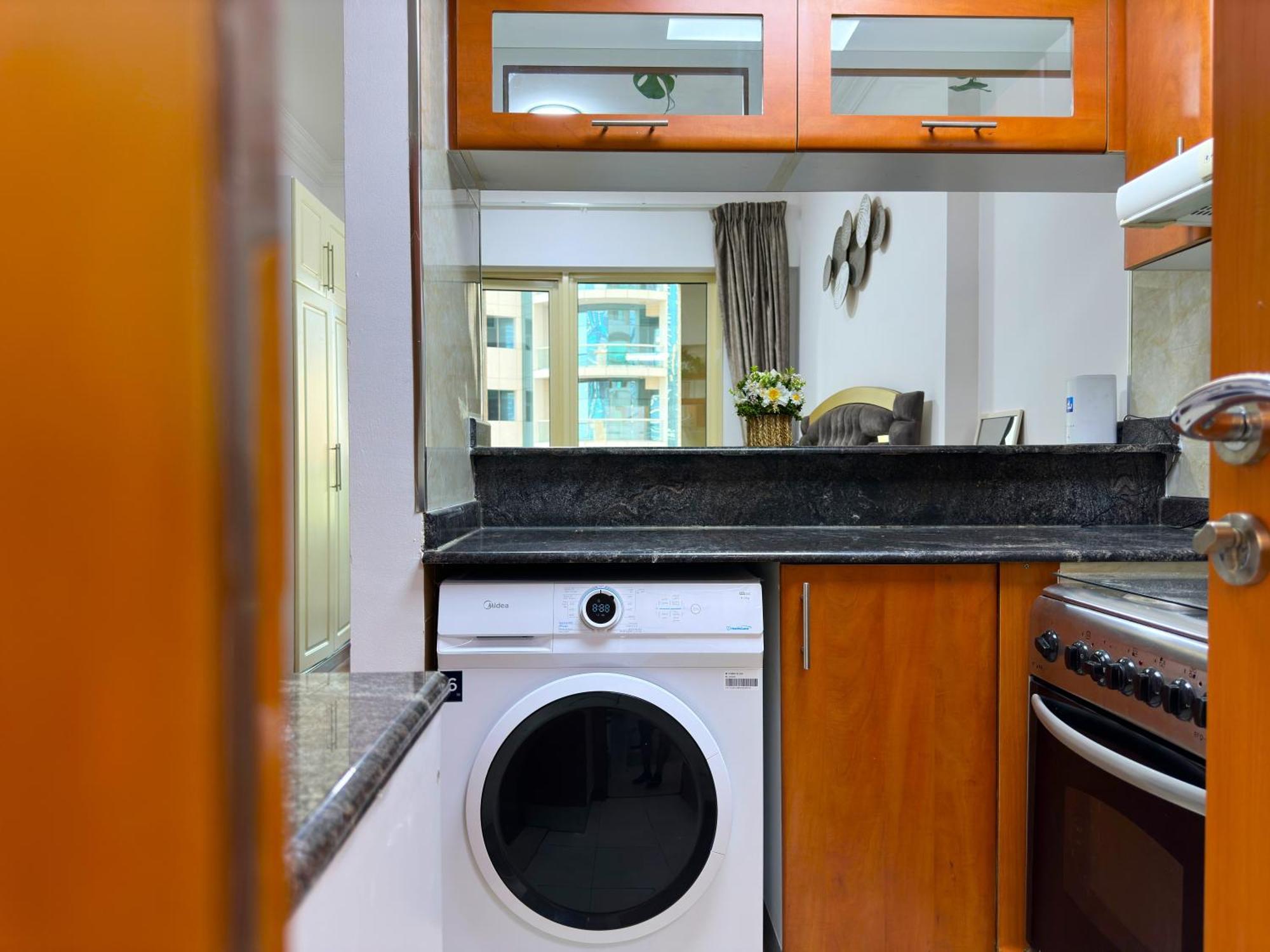 Apartment Brand New W/ Balcony In Center Of Marina Dubai
