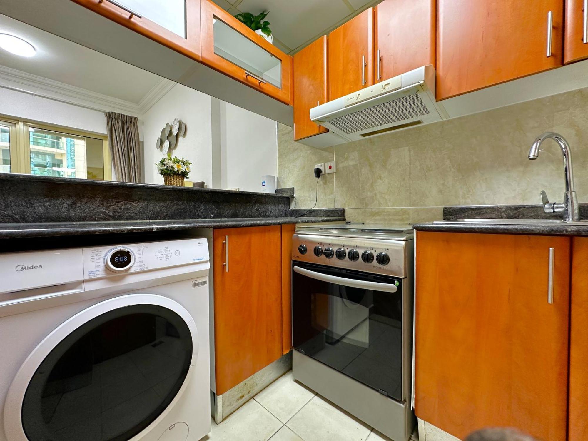 Brand New W/ Balcony In Center Of Marina