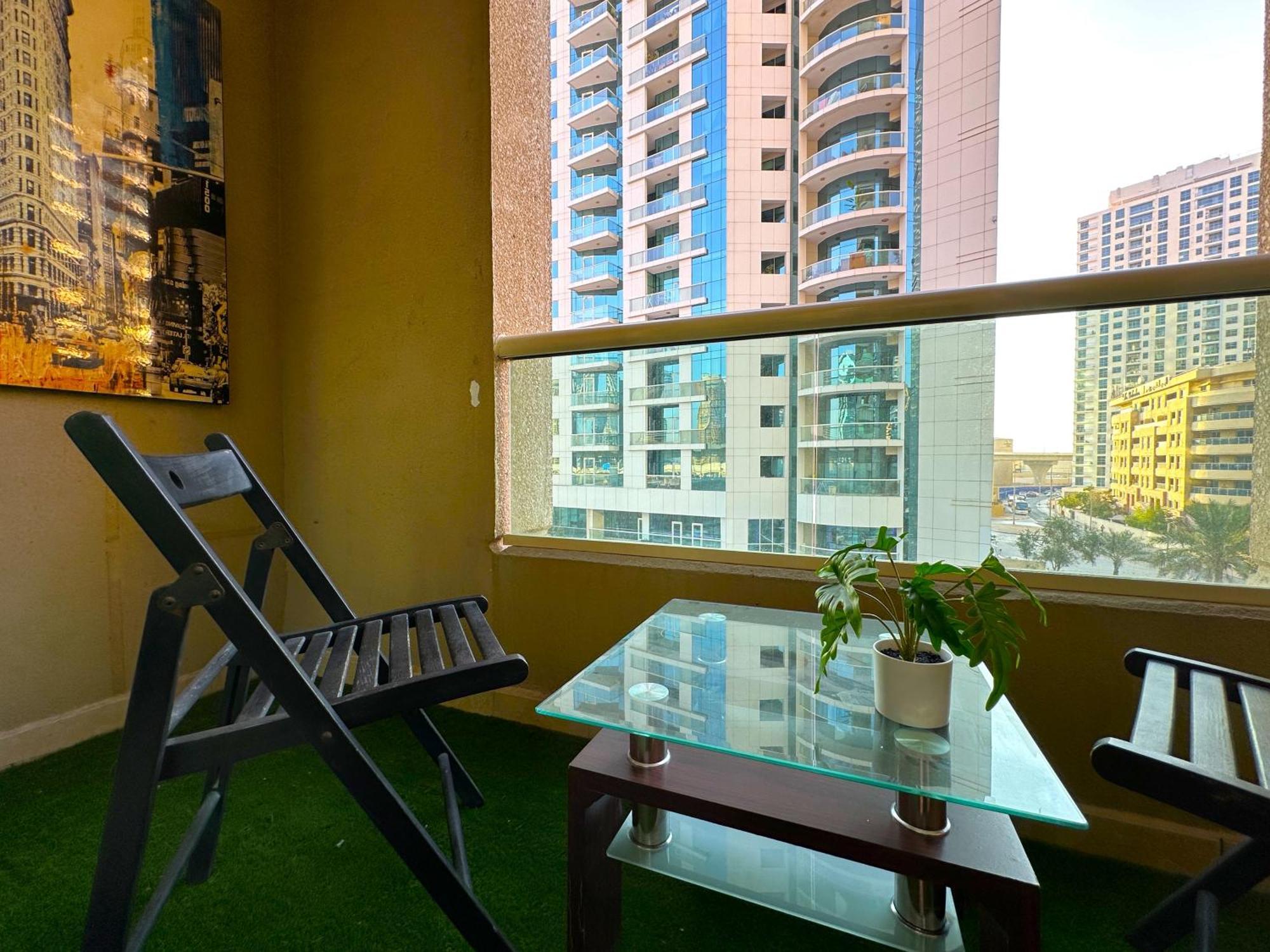 Brand New W/ Balcony In Center Of Marina