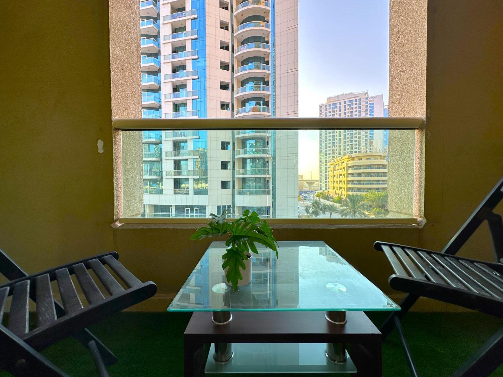 Brand New W/ Balcony In Center Of Marina Apartment *