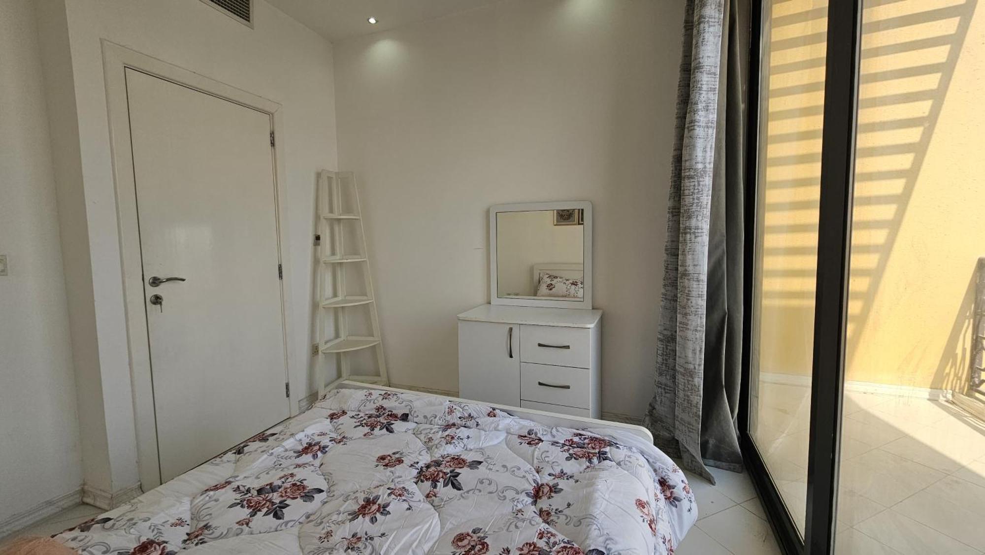 In - Amazing One-bedroom Townhouse Guest house *