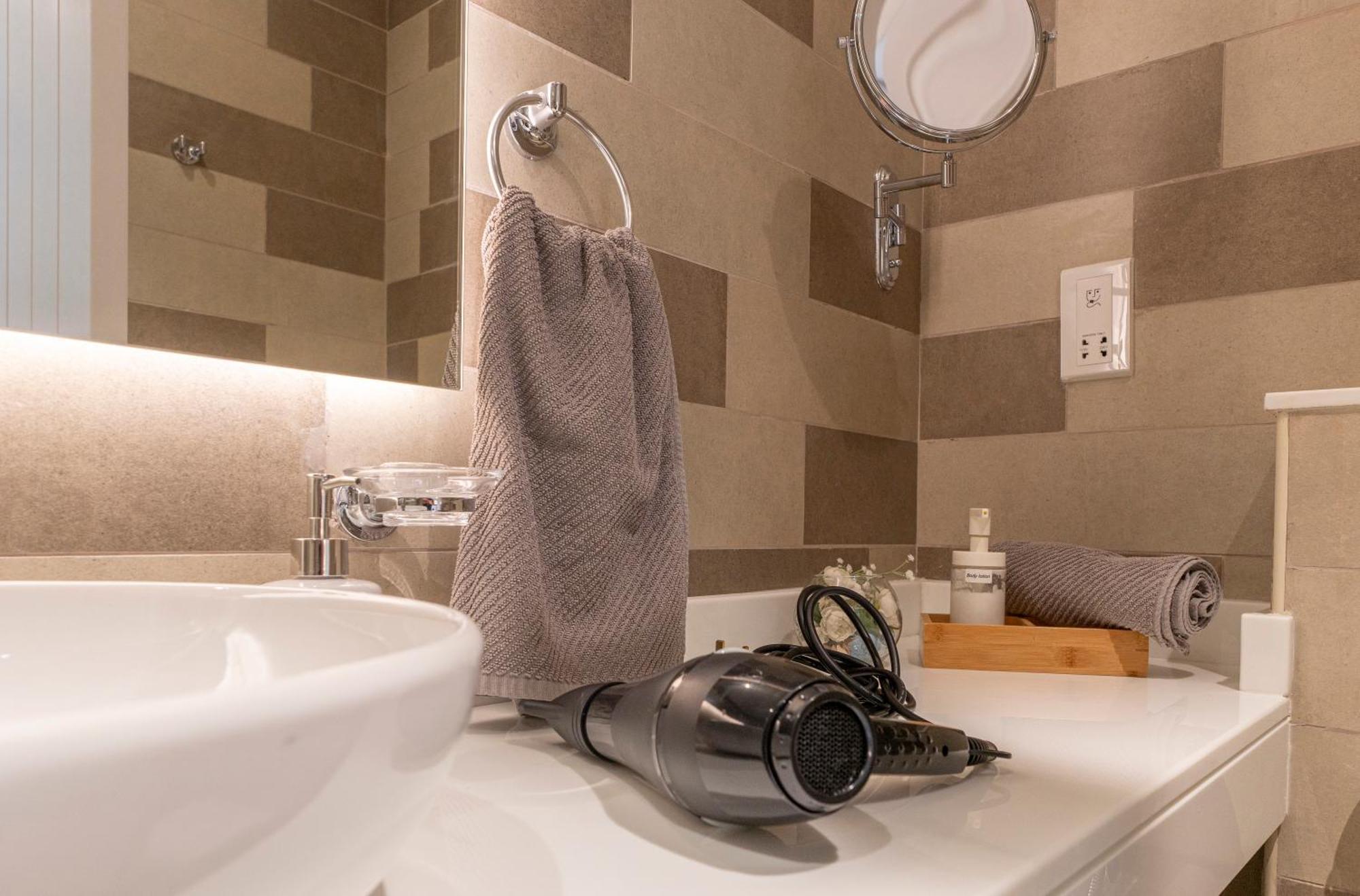 With Private Access At Palm Jumeirah Apartment Dubai