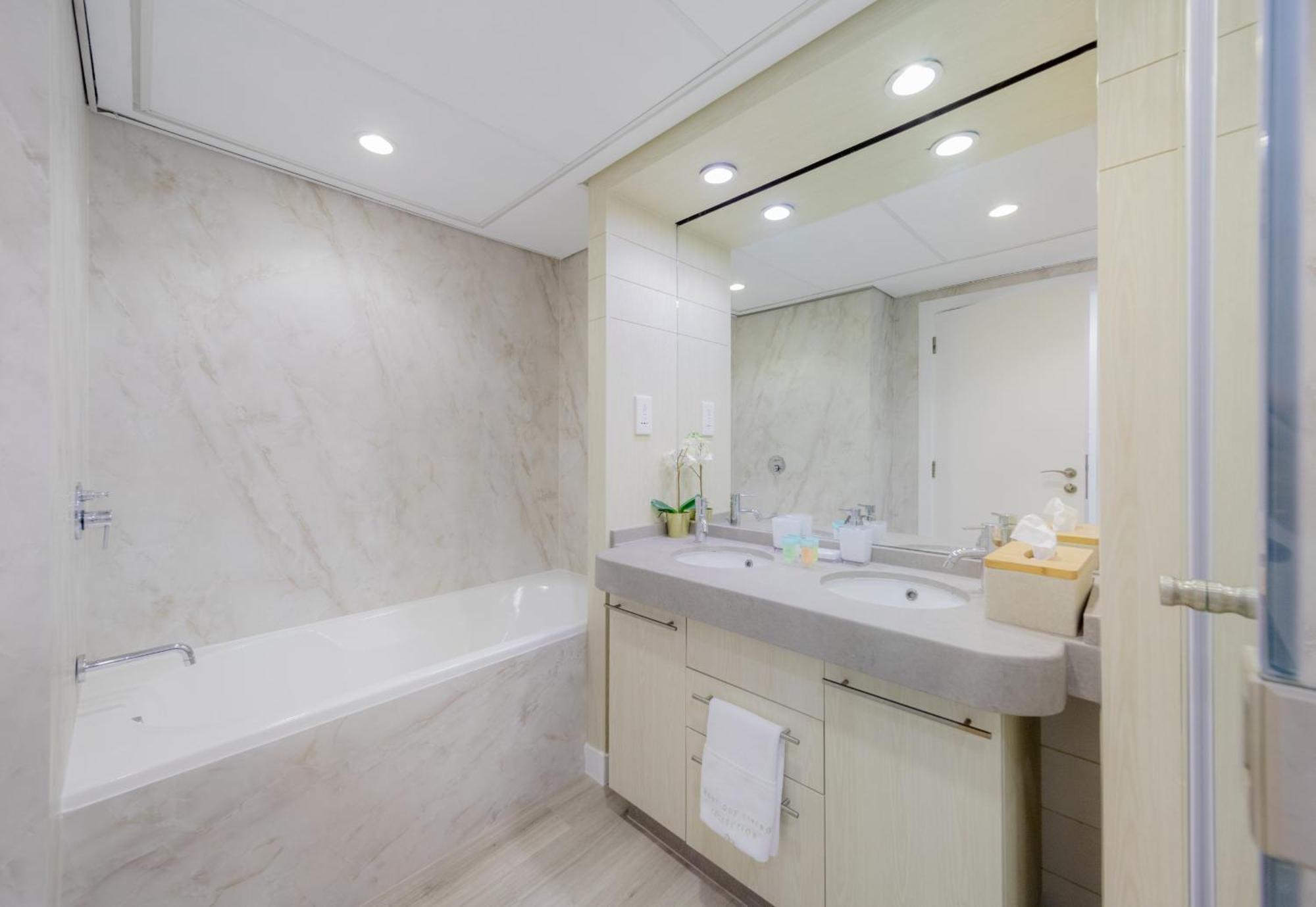 Boutique Living - Burj Views - Renovated Apartment