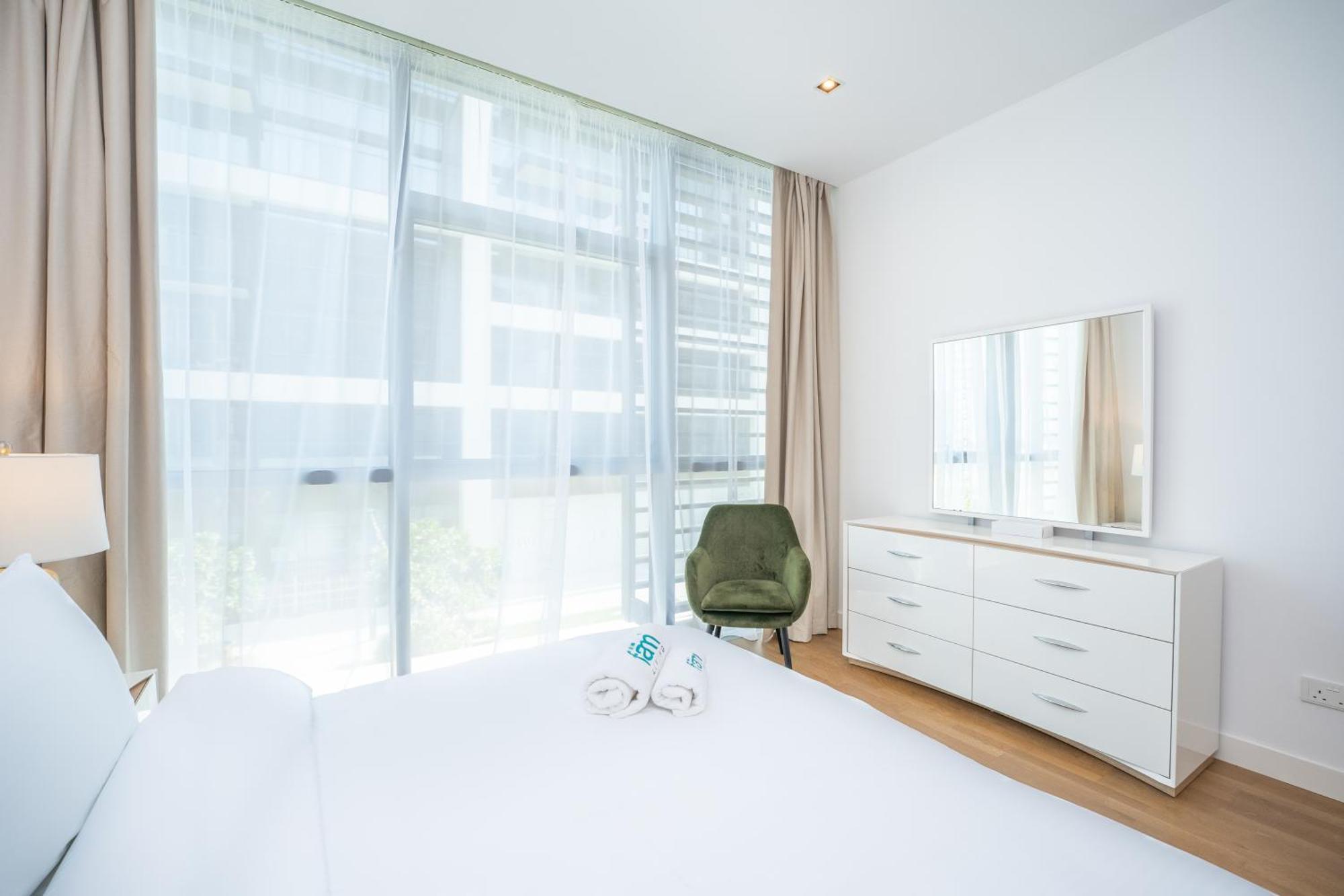 Fam Living - Walk - Urban Staycations Apartment Dubai