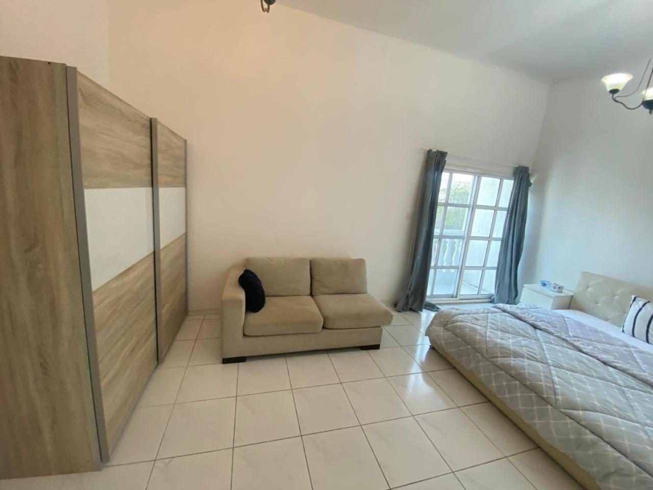 Homestay Relaxing Private In Compound Housing Near Burj Alarab 124 *