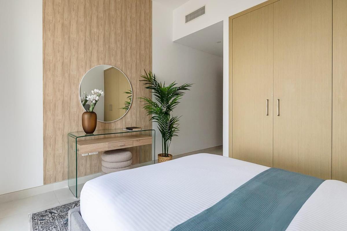 Frank Porter - Creekside 18 Apartment Dubai