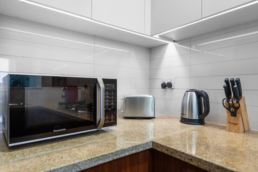 First Class 1br Beautifully Furnished Apartment *