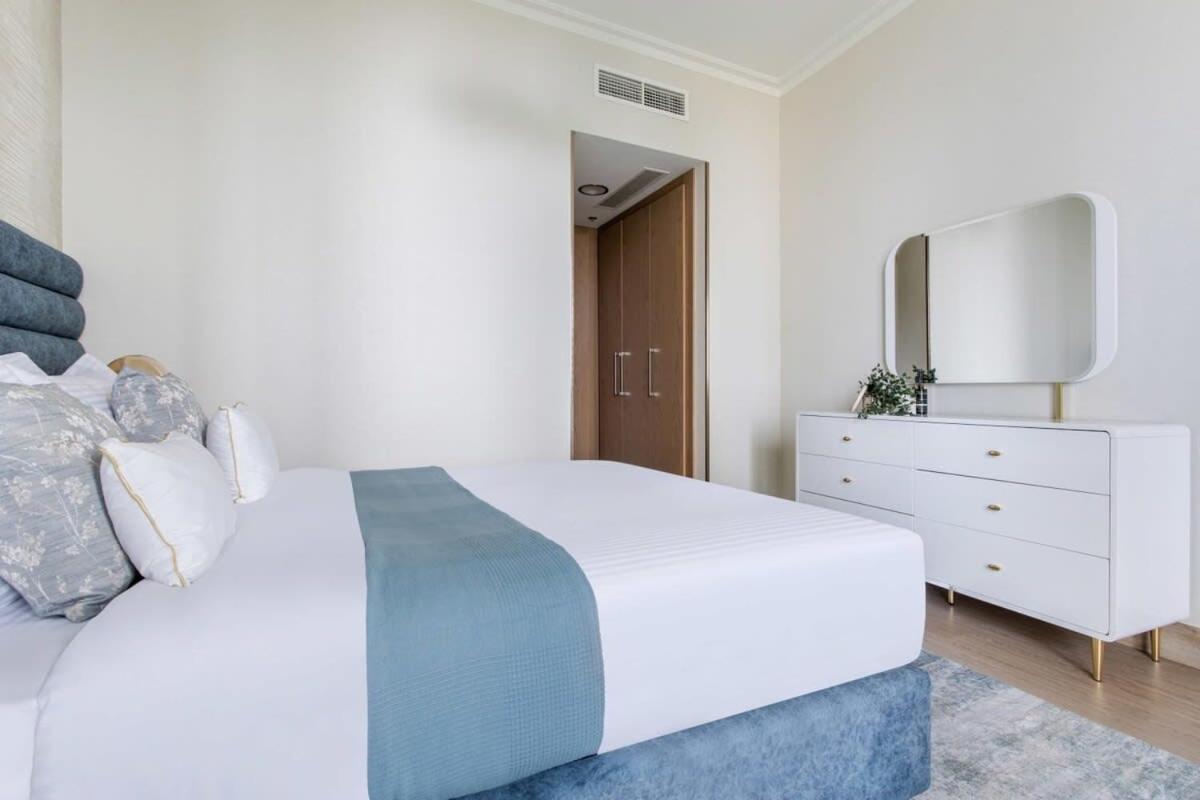 Frank Porter - Burj Vista Tower 2 Apartment