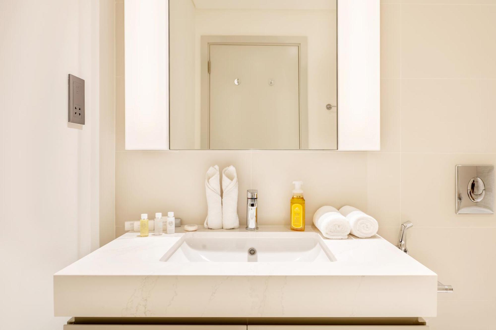 Elegant 1br With Sea View And Free Access Dubai