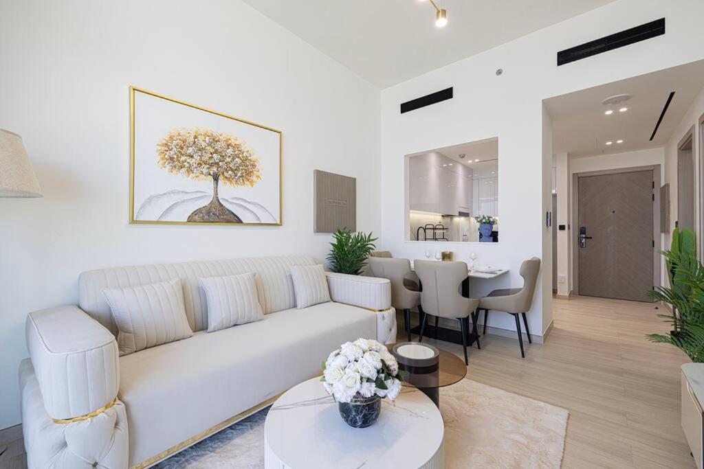 Fully Furnished Luxe 1br In Jvc