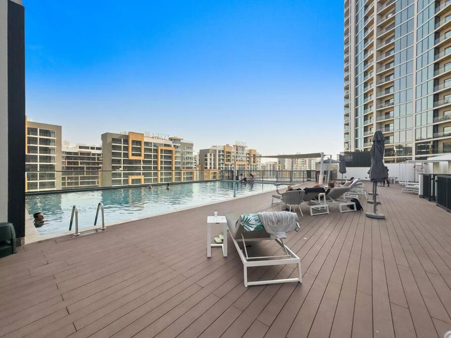 Sleek 1br In Sobha Waves Pool, Gym, Walk To Shops & Cafes * Dubai