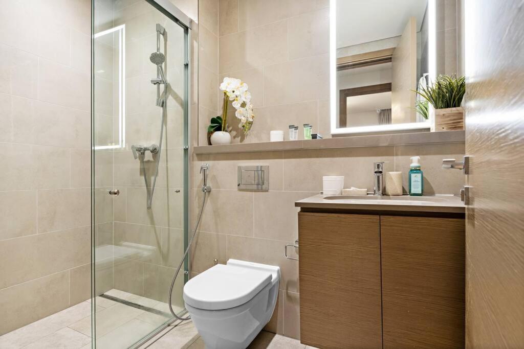 Sleek 1br In Sobha Waves Pool, Gym, Walk To Shops & Cafes * Dubai