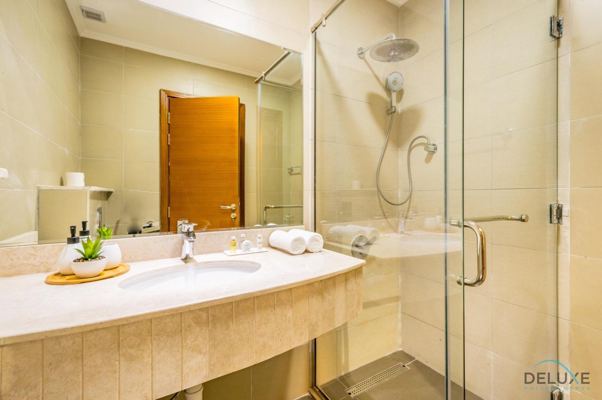 Tranquil 3br Townhouse With Assistant's At District 12 Jvc By Deluxe Apartment *