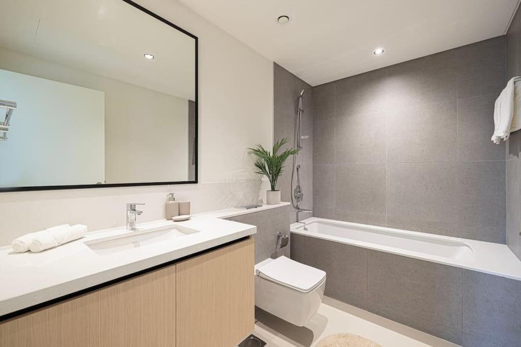 Stunning 3 Bedroom Facing Burj Dubai