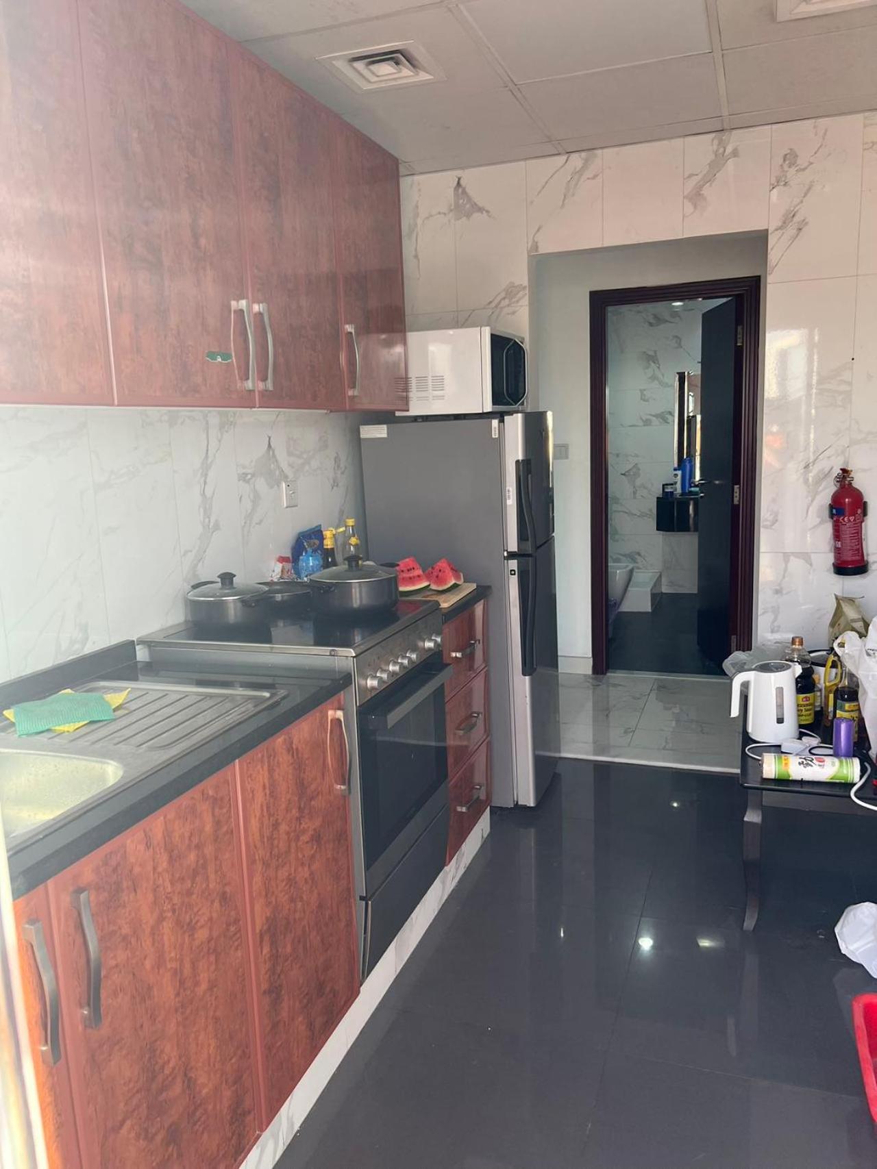 国际城华人民宿 单间双人床 合住公寓 * Dubai