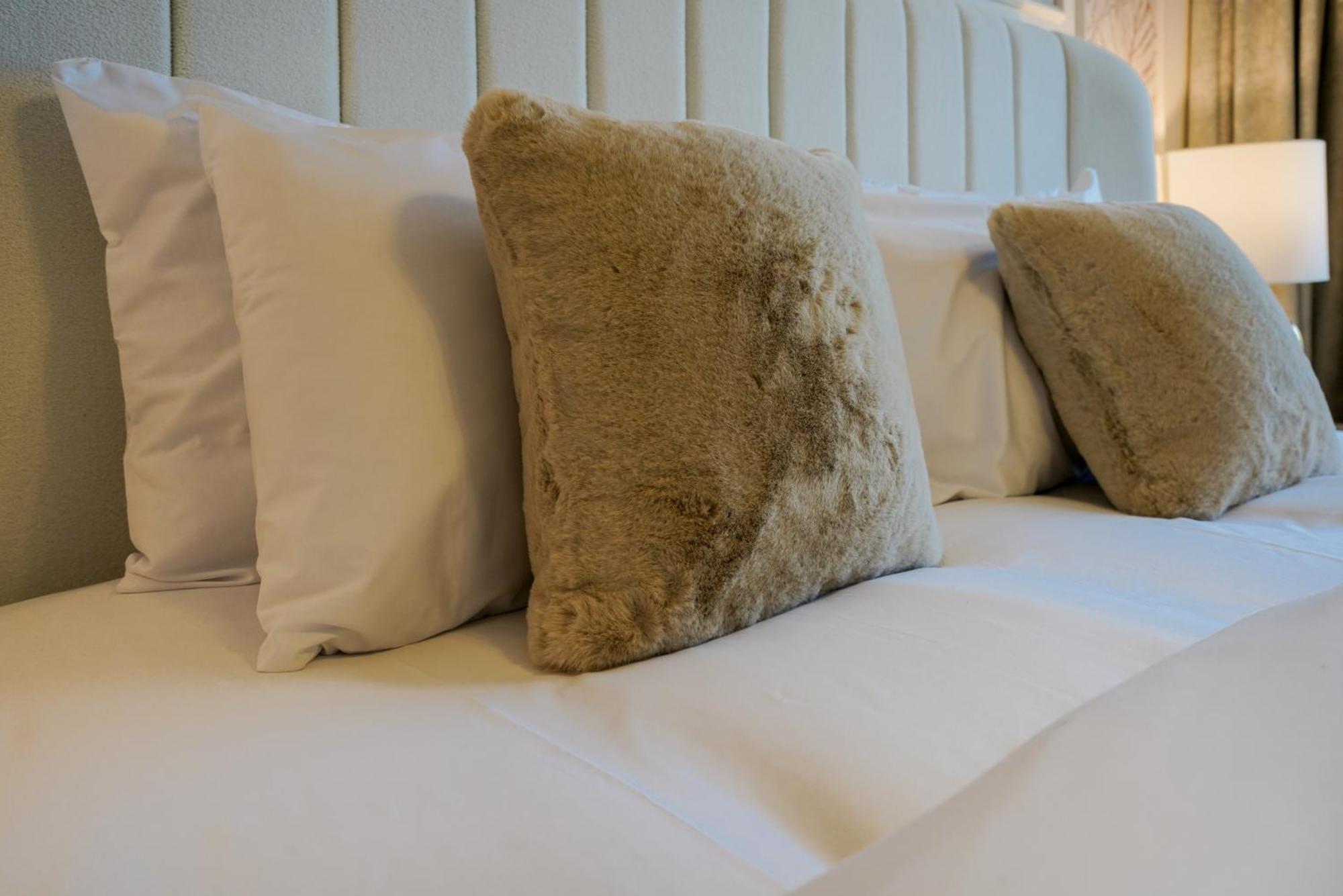 Trophy - Waves Grande Regent Urban Sanctuary Apartment Dubai