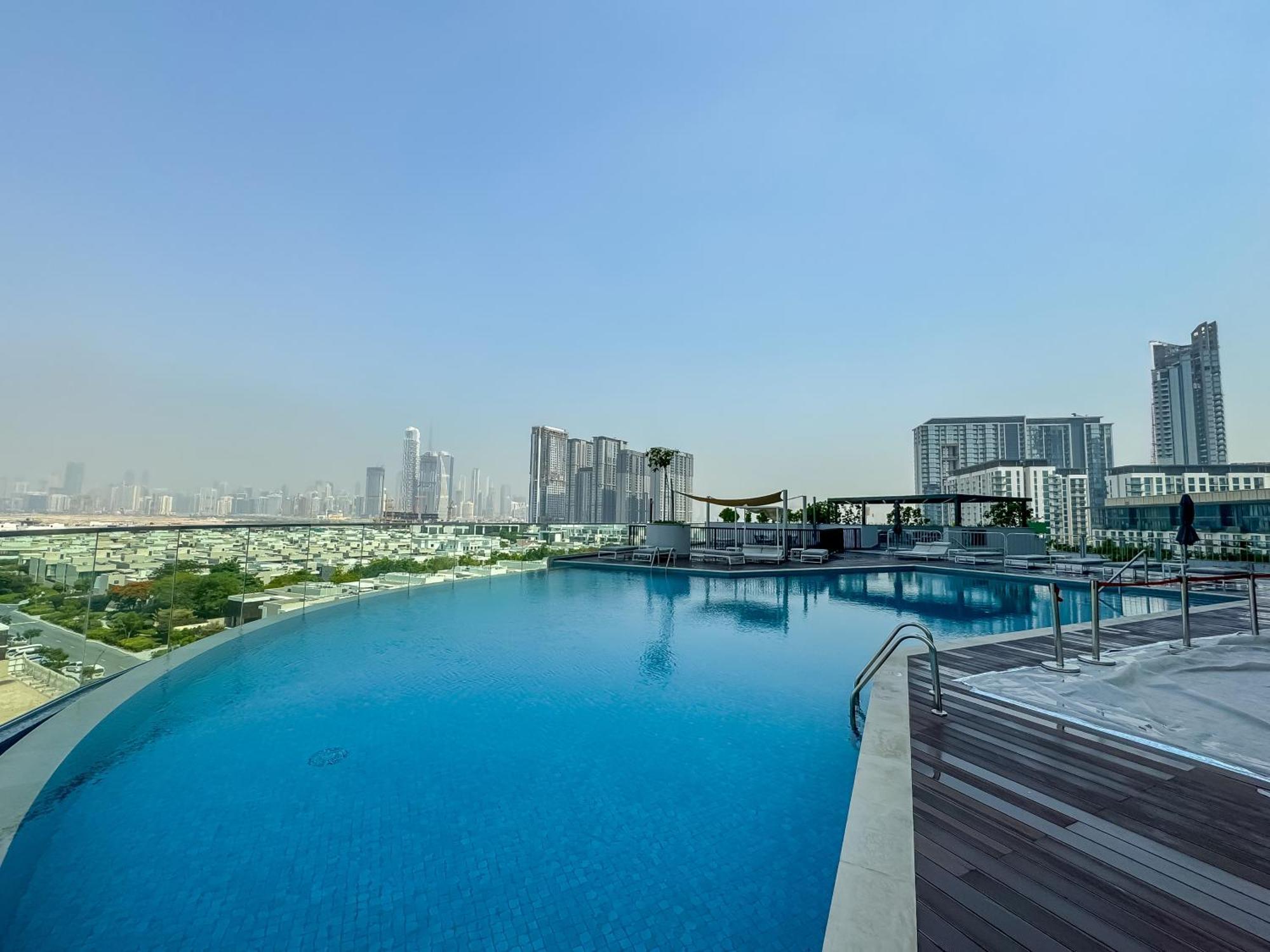 Trophy - Waves Grande Regent Urban Sanctuary * Dubai