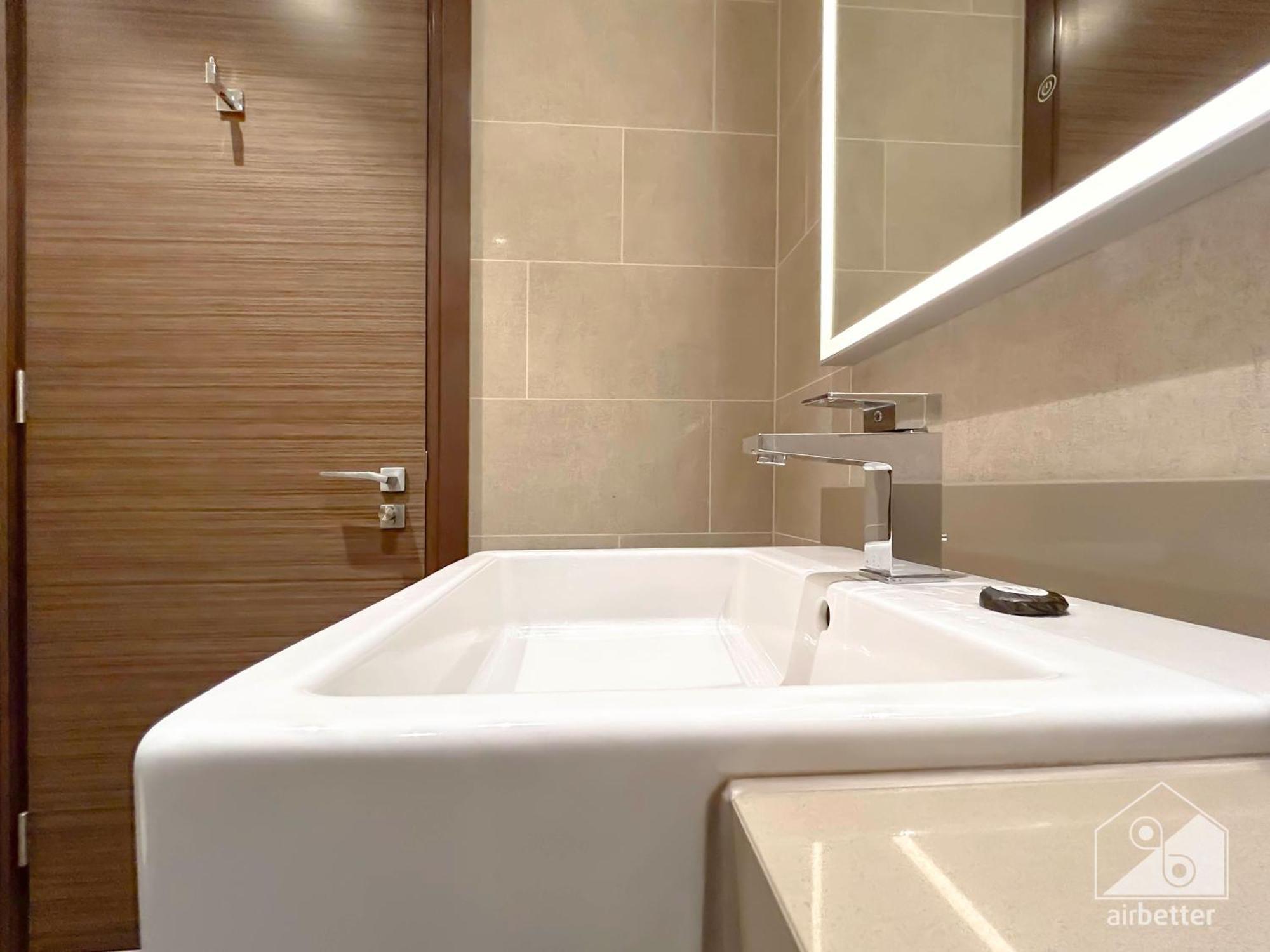 Stunning & New 1b With Balcony & View