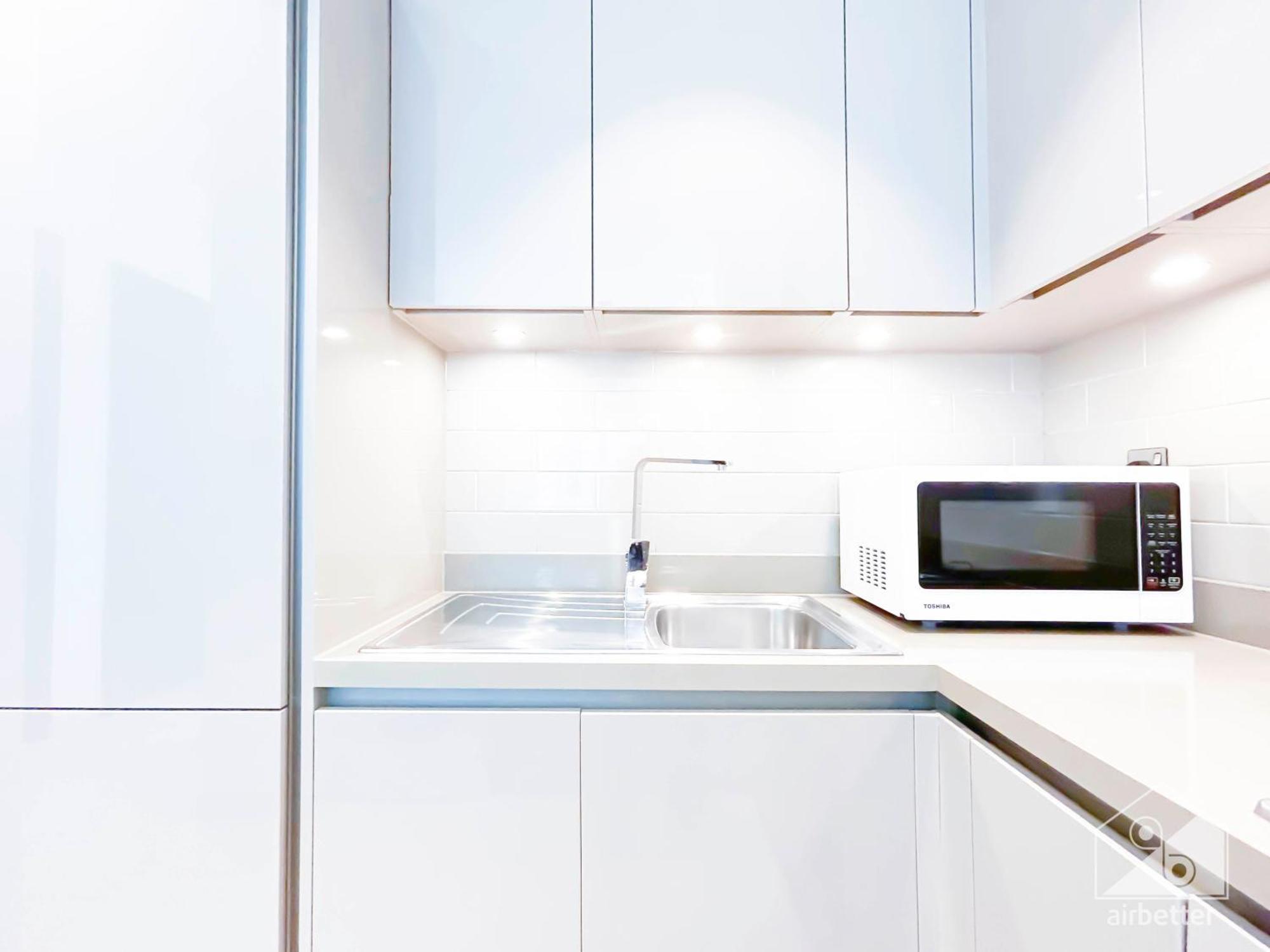 Apartment Stunning & New 1b With Balcony & View