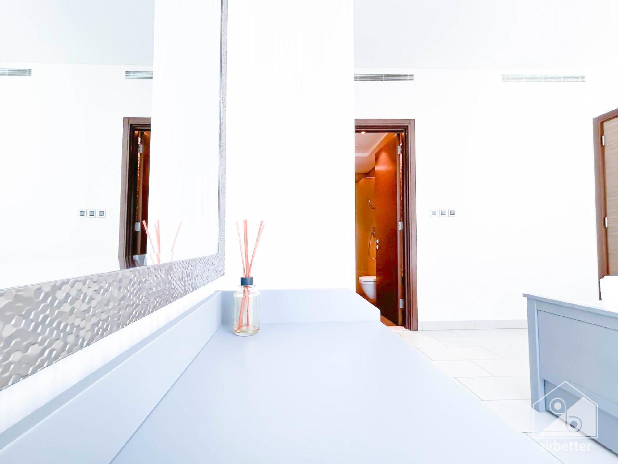 Apartment Stunning & New 1b With Balcony & View *
