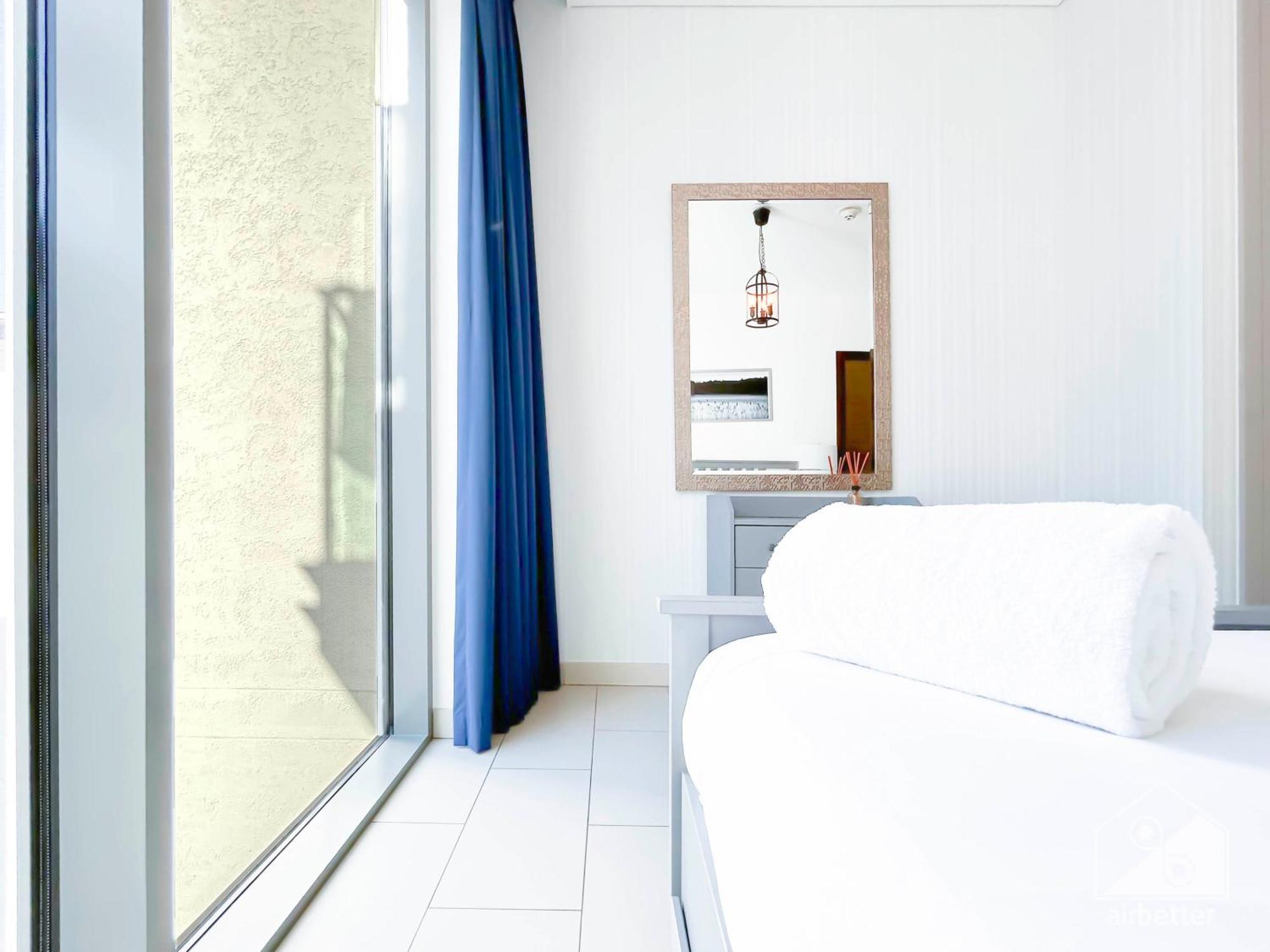 Stunning & New 1b With Balcony & View Apartment *