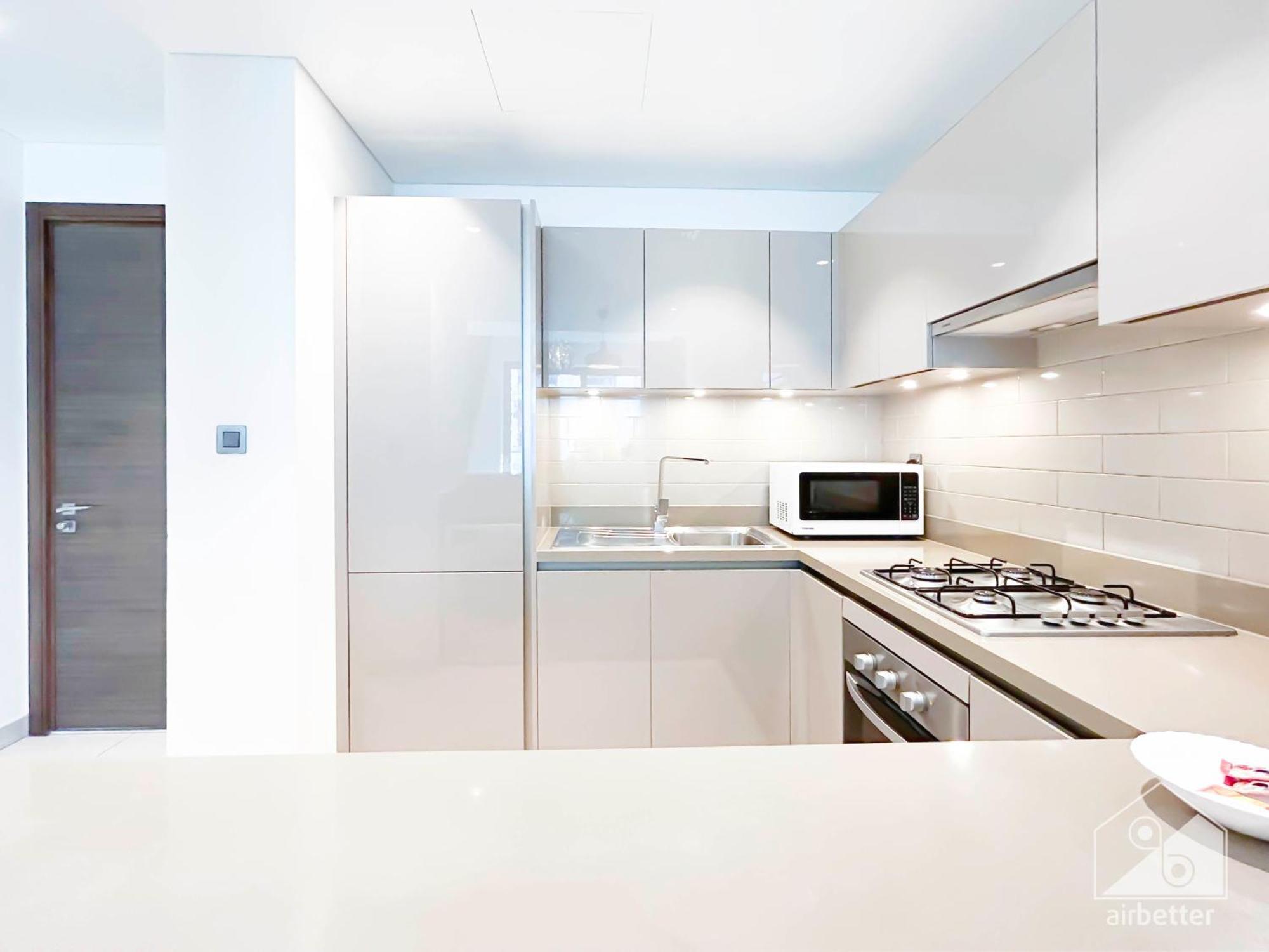 Apartment Stunning & New 1b With Balcony & View