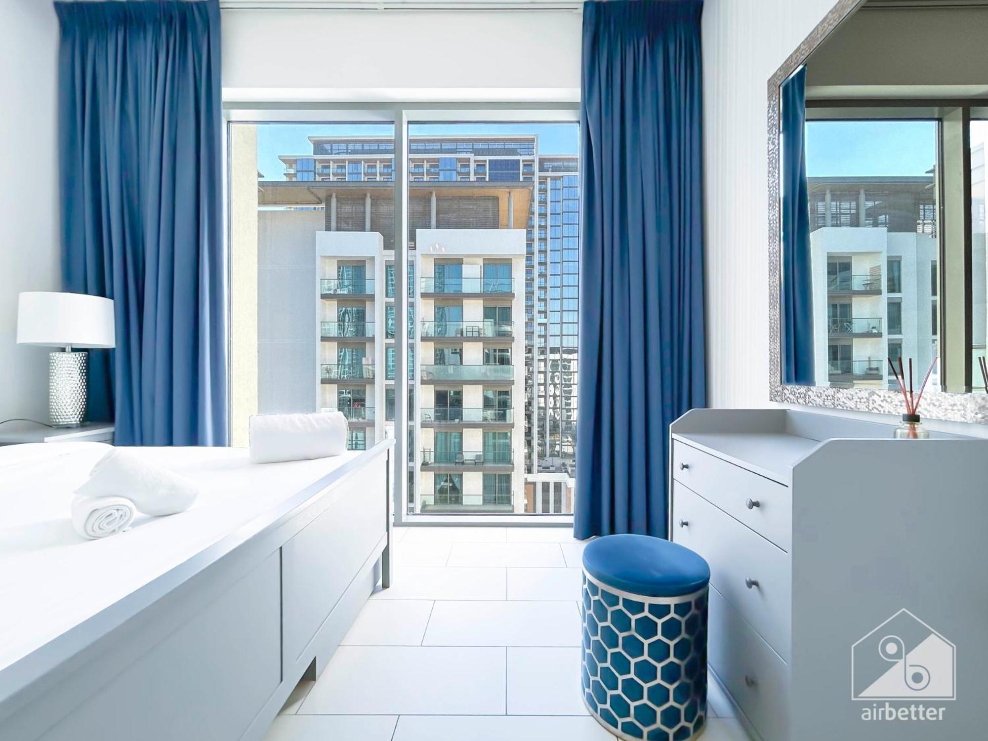 Stunning & New 1b With Balcony & View *