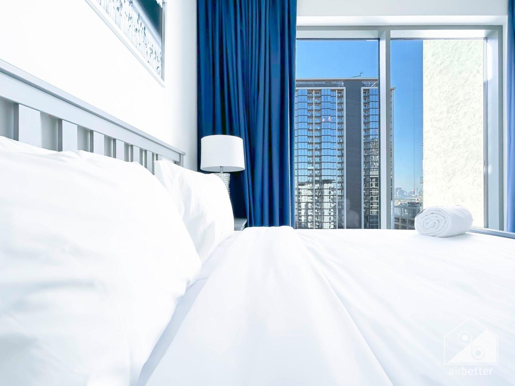 Apartment Stunning & New 1b With Balcony & View *