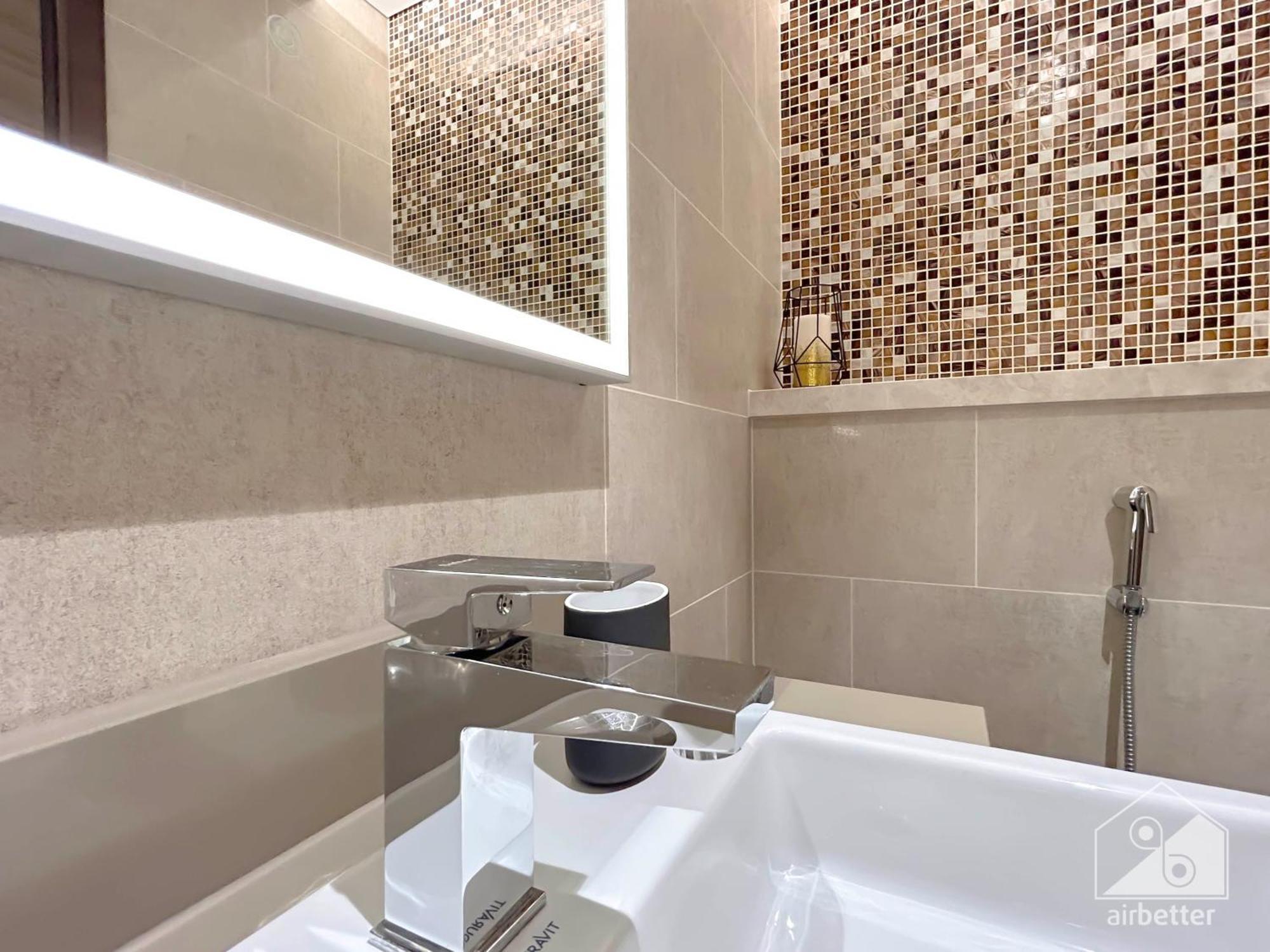 Stunning & New 1b With Balcony & View