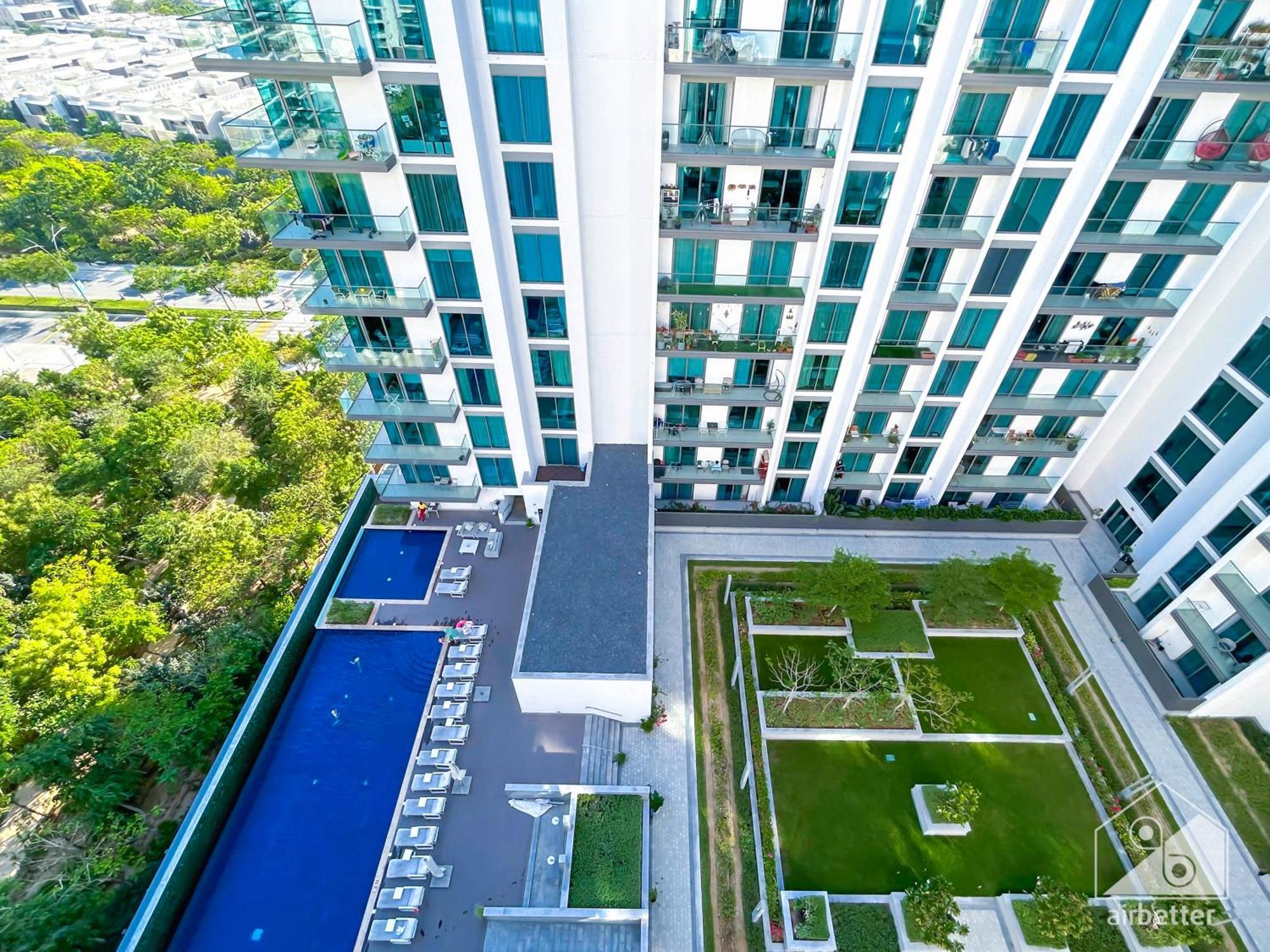 Apartment Stunning & New 1b With Balcony & View *