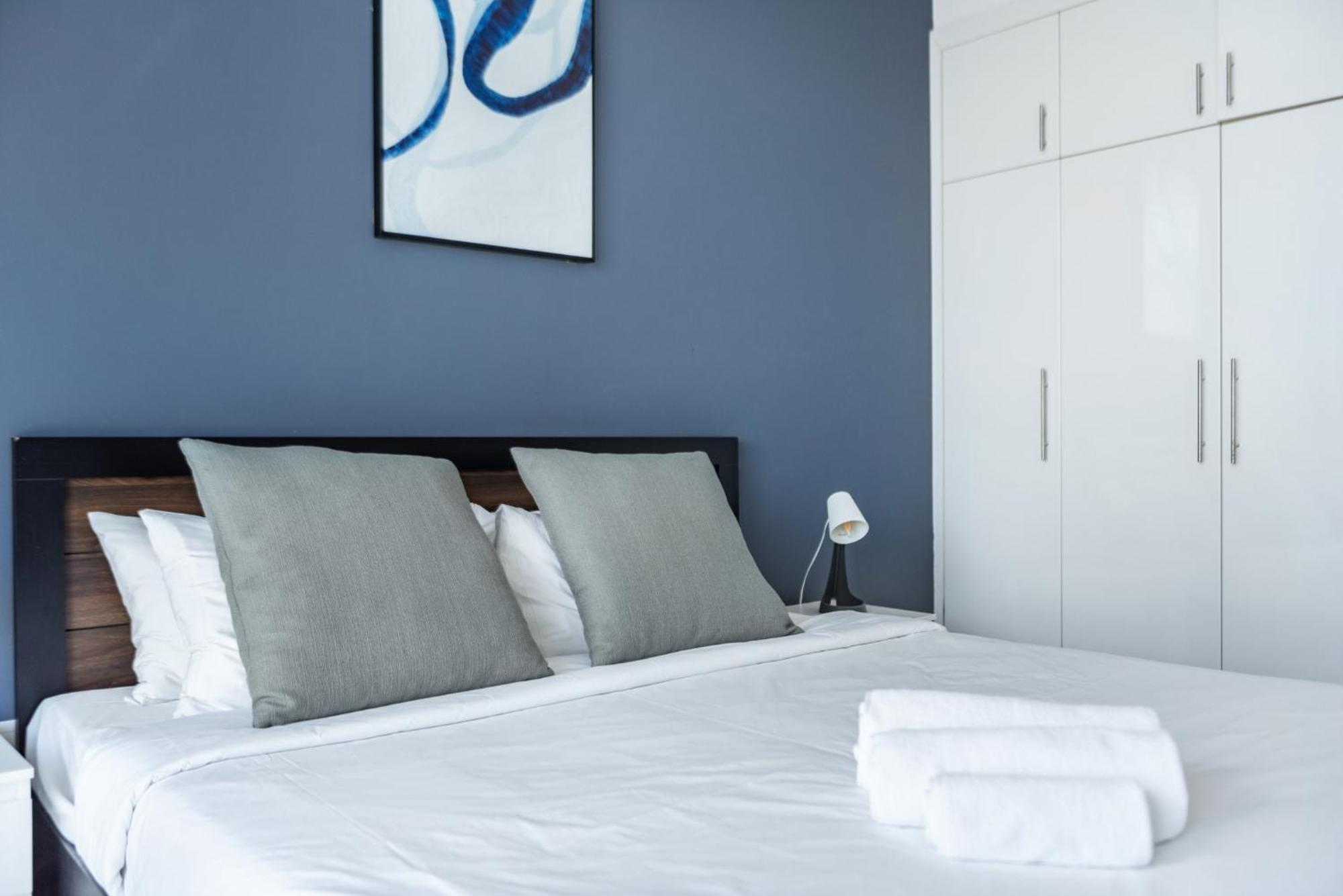 Iconic 2br With Marina Views Apartment