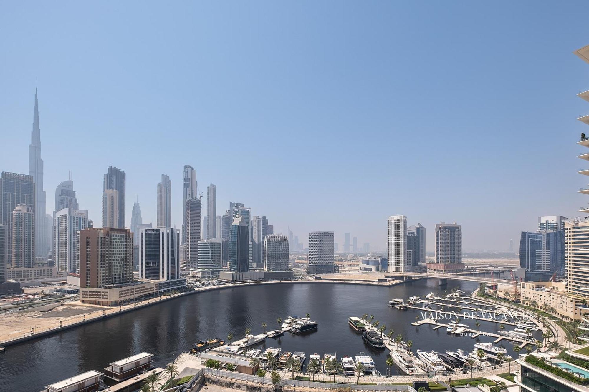 Luxurious 2br With Waterfront And Burj Khalifa View Apartment *