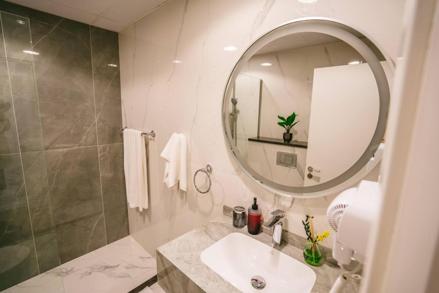 Serene Sea View One Bedroom On 67th Floor Dubai