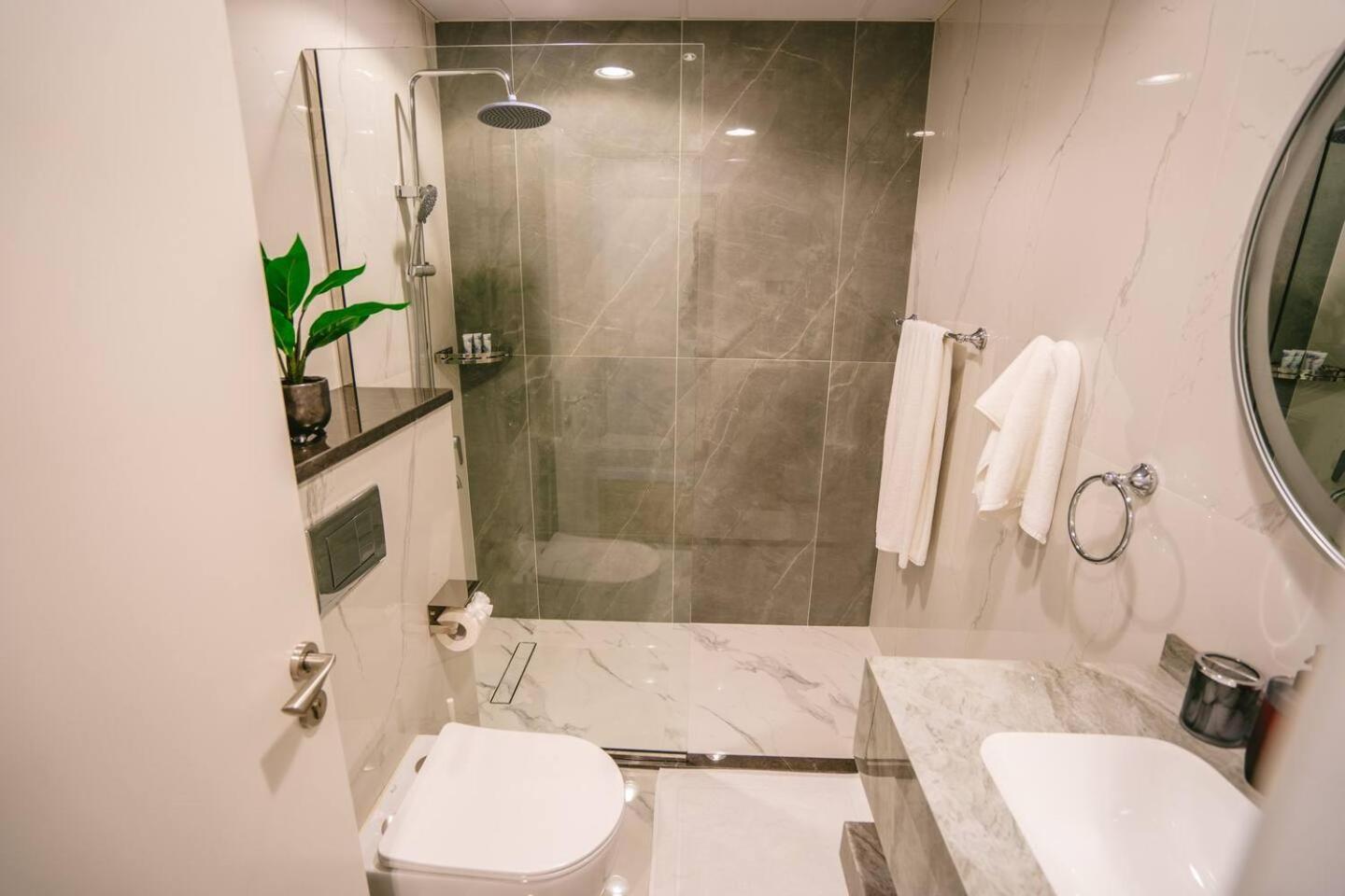 Serene Sea View One Bedroom On 67th Floor Apartment Dubai
