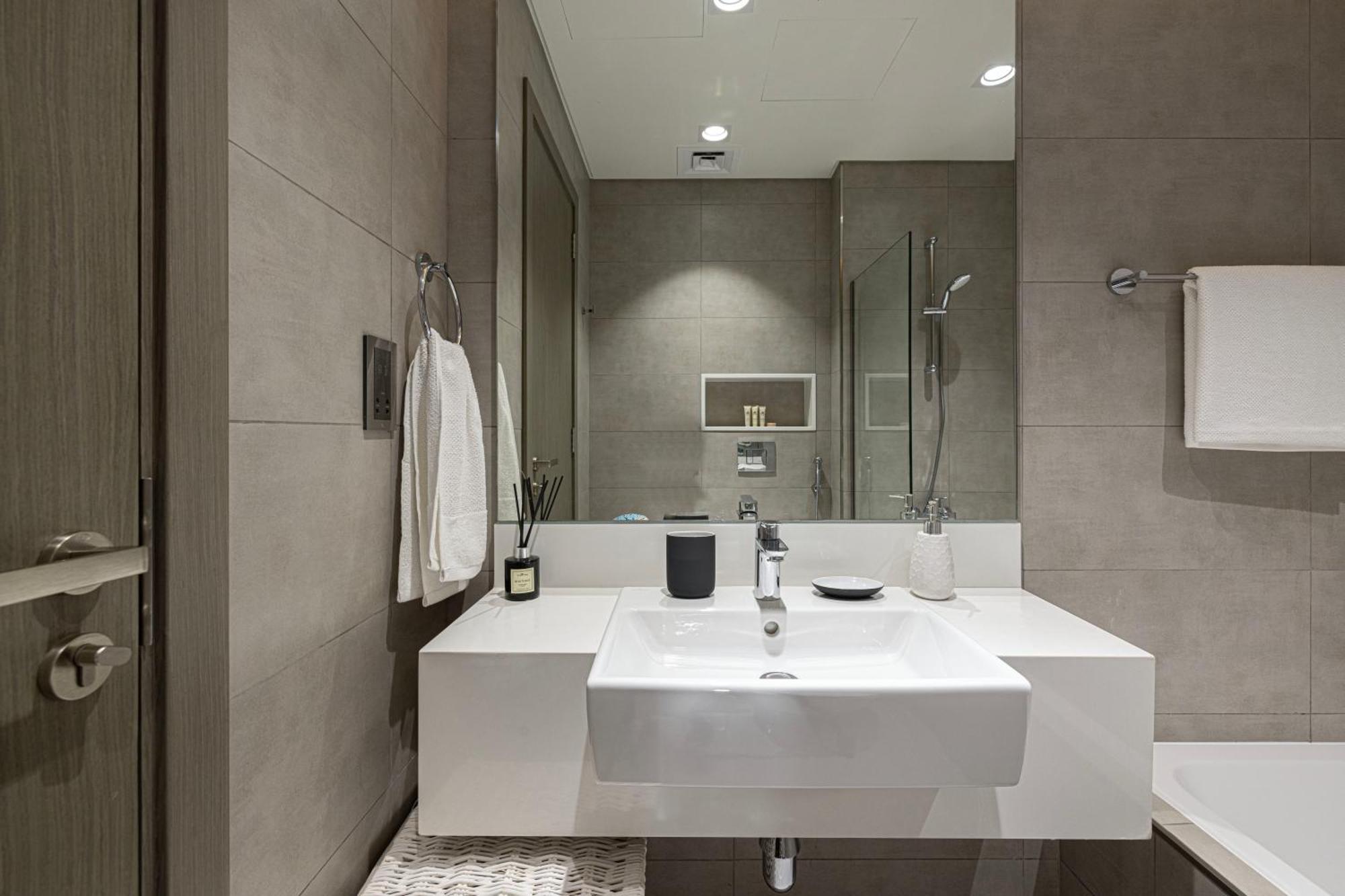 Crystal Lagoon View Access Fast Wi-fi Apartment *