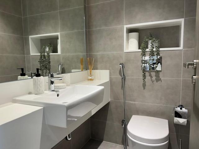 Oraya - Skyline Serenity At 1br In District One