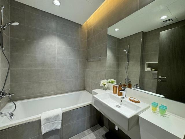 Oraya - Skyline Serenity At 1br In District One Apartment