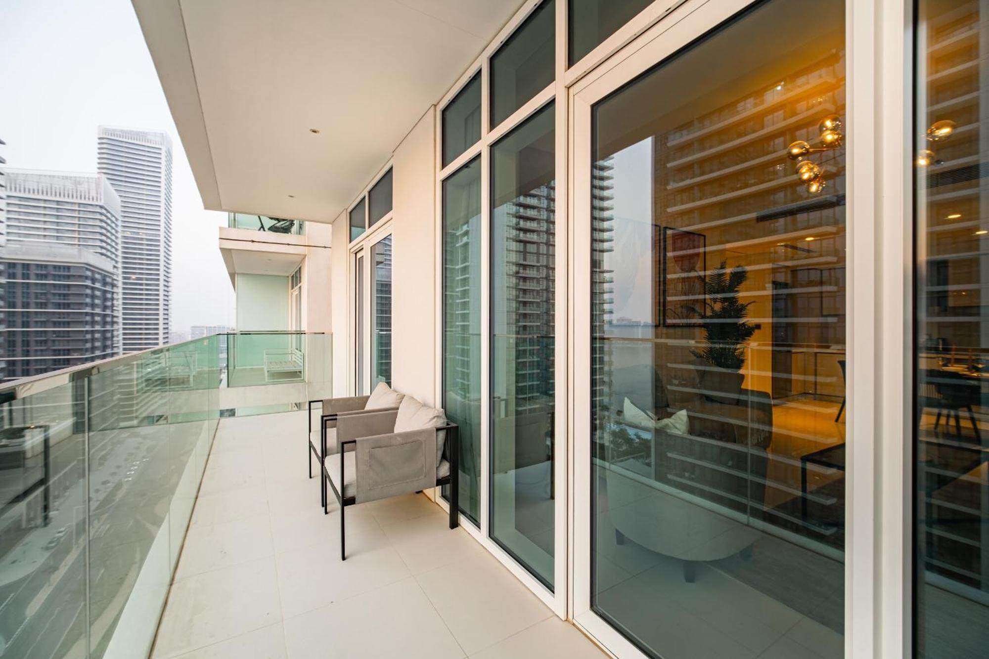Apartment On The First Line Of The Coast With Access To The And Sea Views *