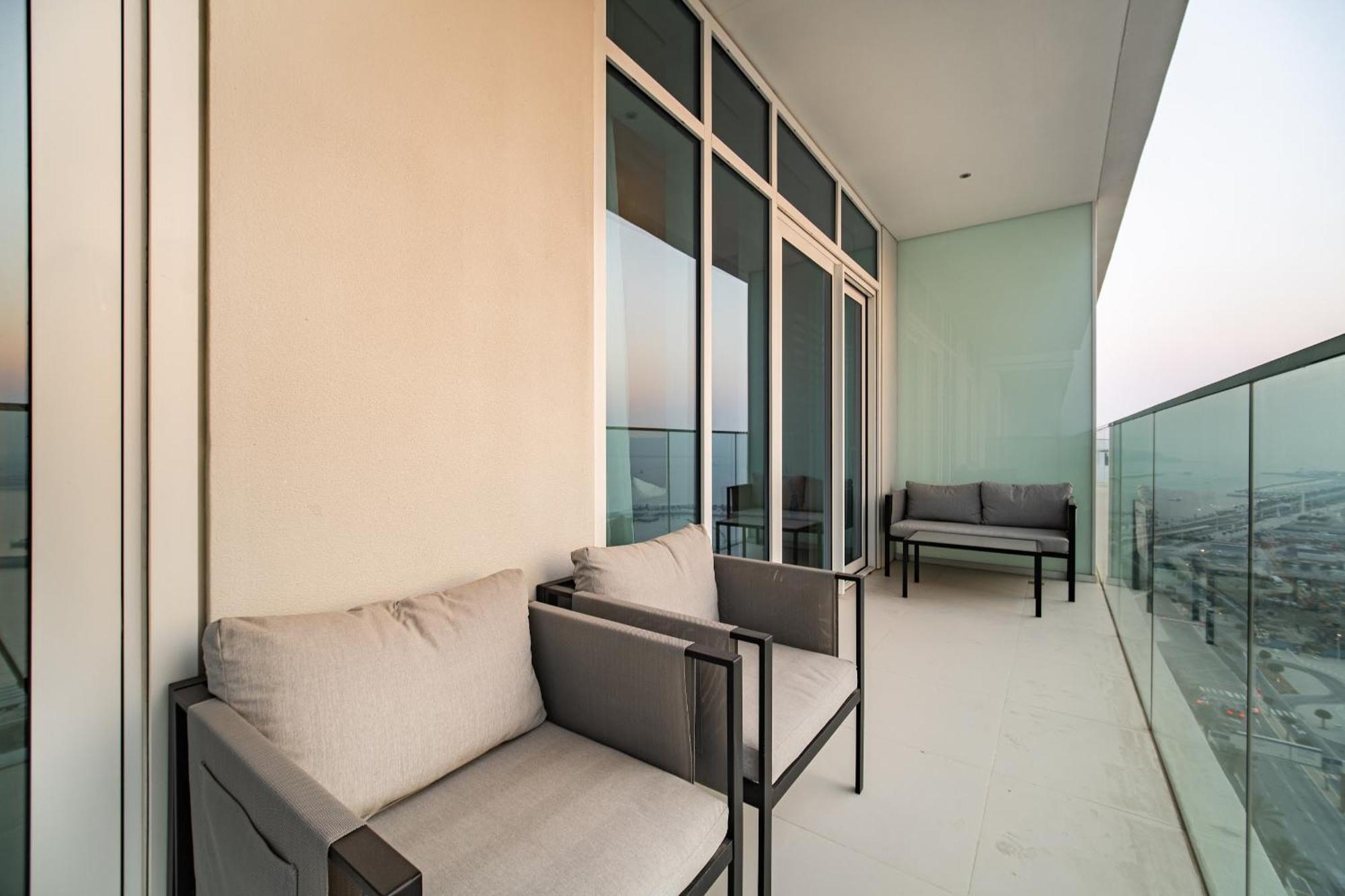 Apartment On The First Line Of The Coast With Access To The And Sea Views